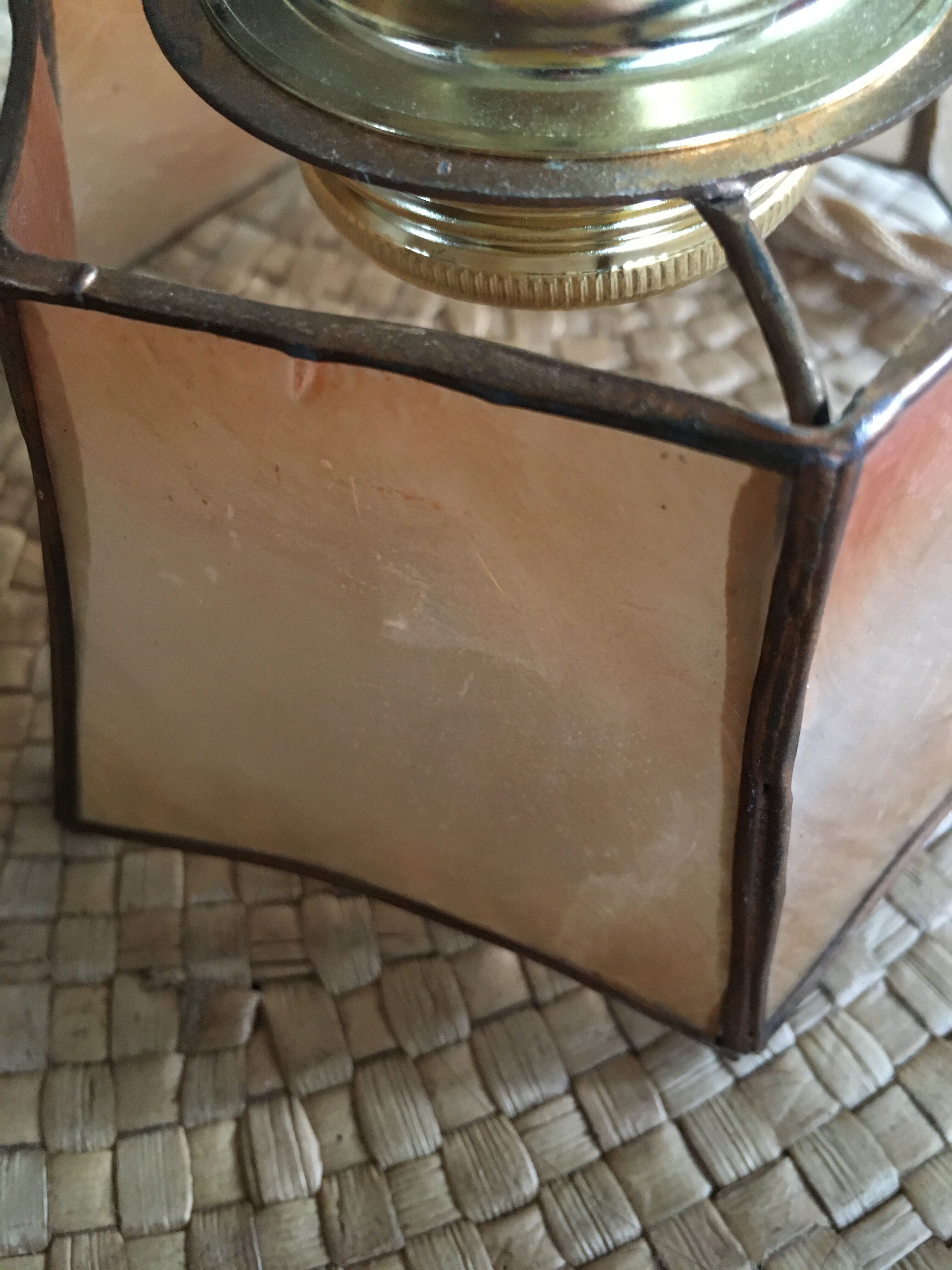 Mother-of-pearl hand lamp