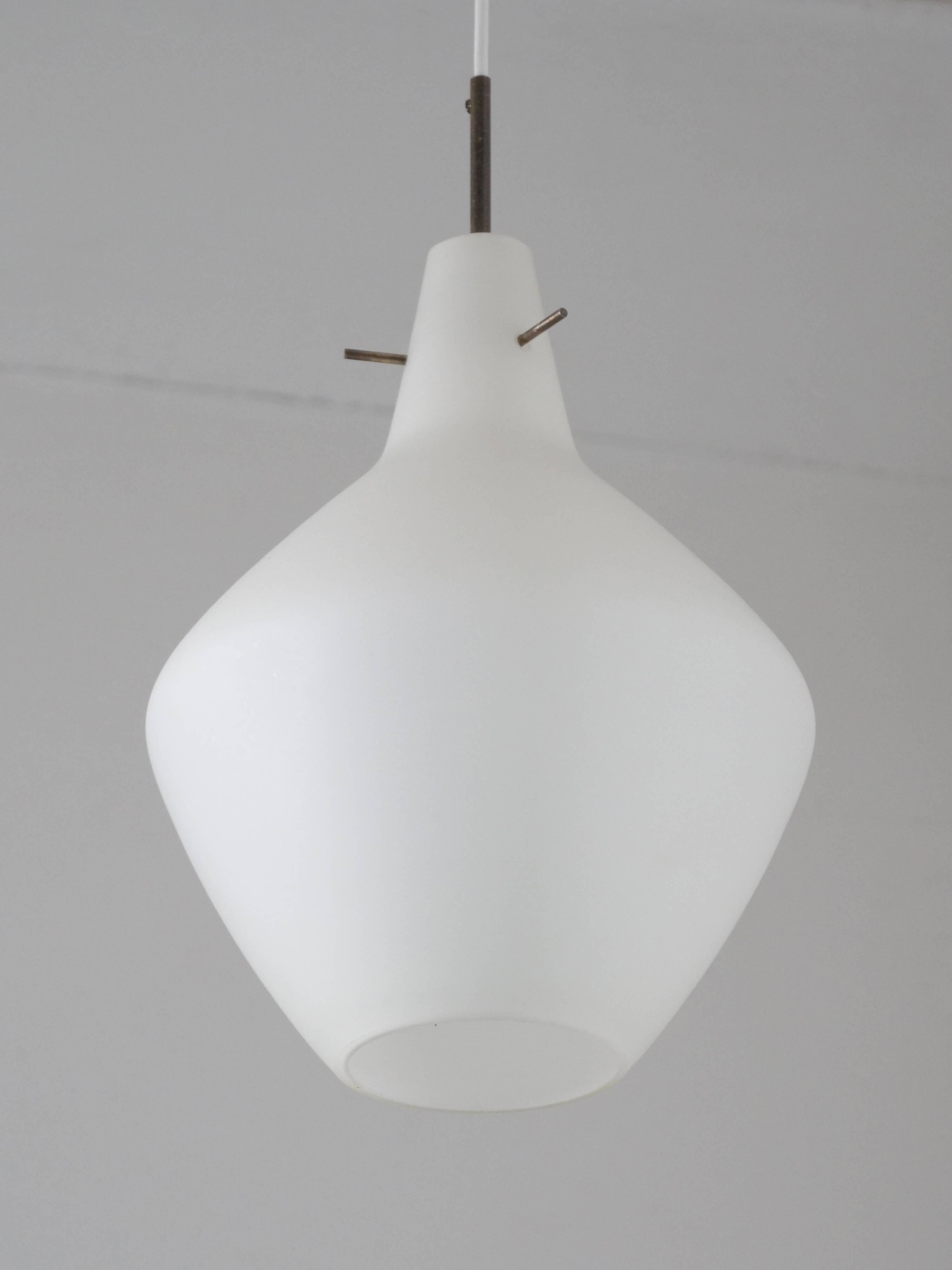 Suspension italienne en opaline satinée mid-century