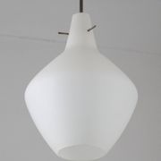 Suspension italienne en opaline satinée mid-century