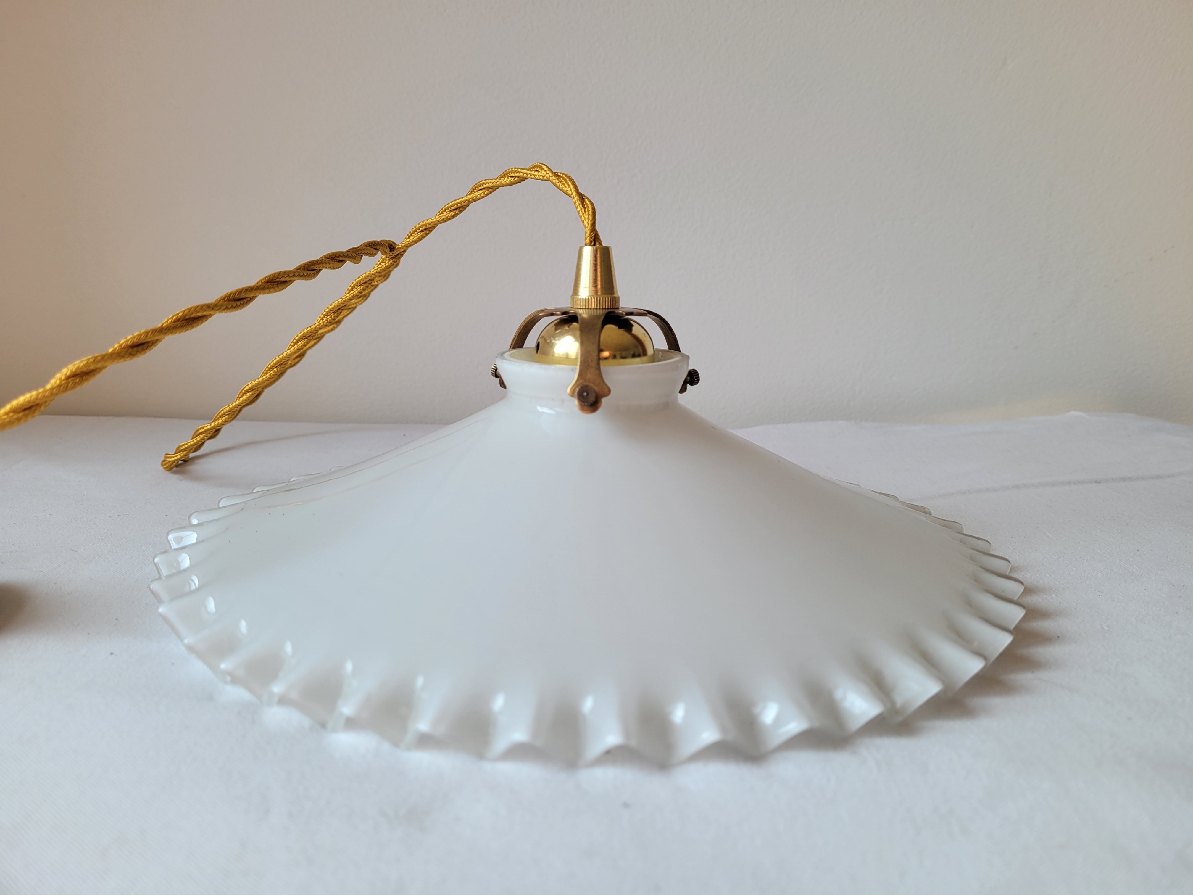 Serrated opaline suspension