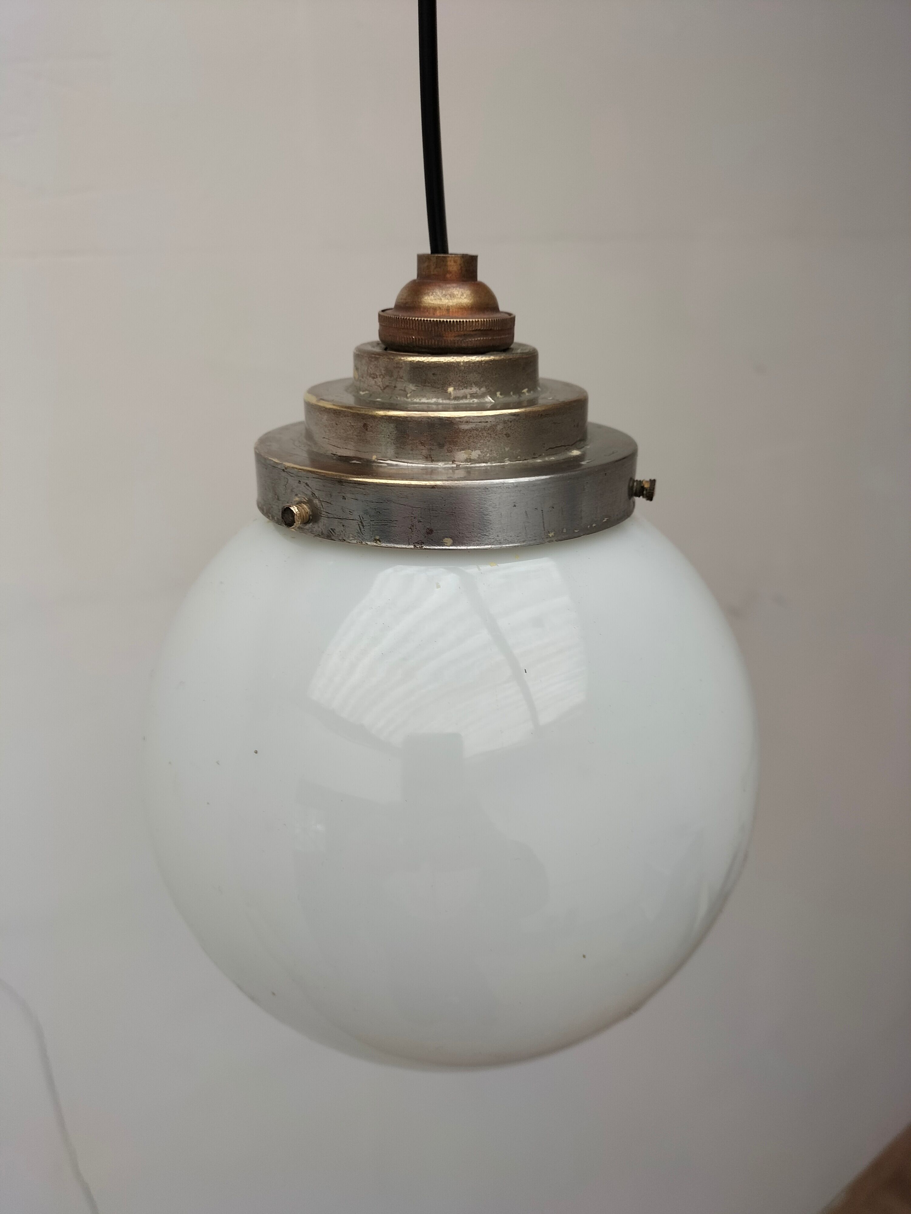 Suspension ball opaline