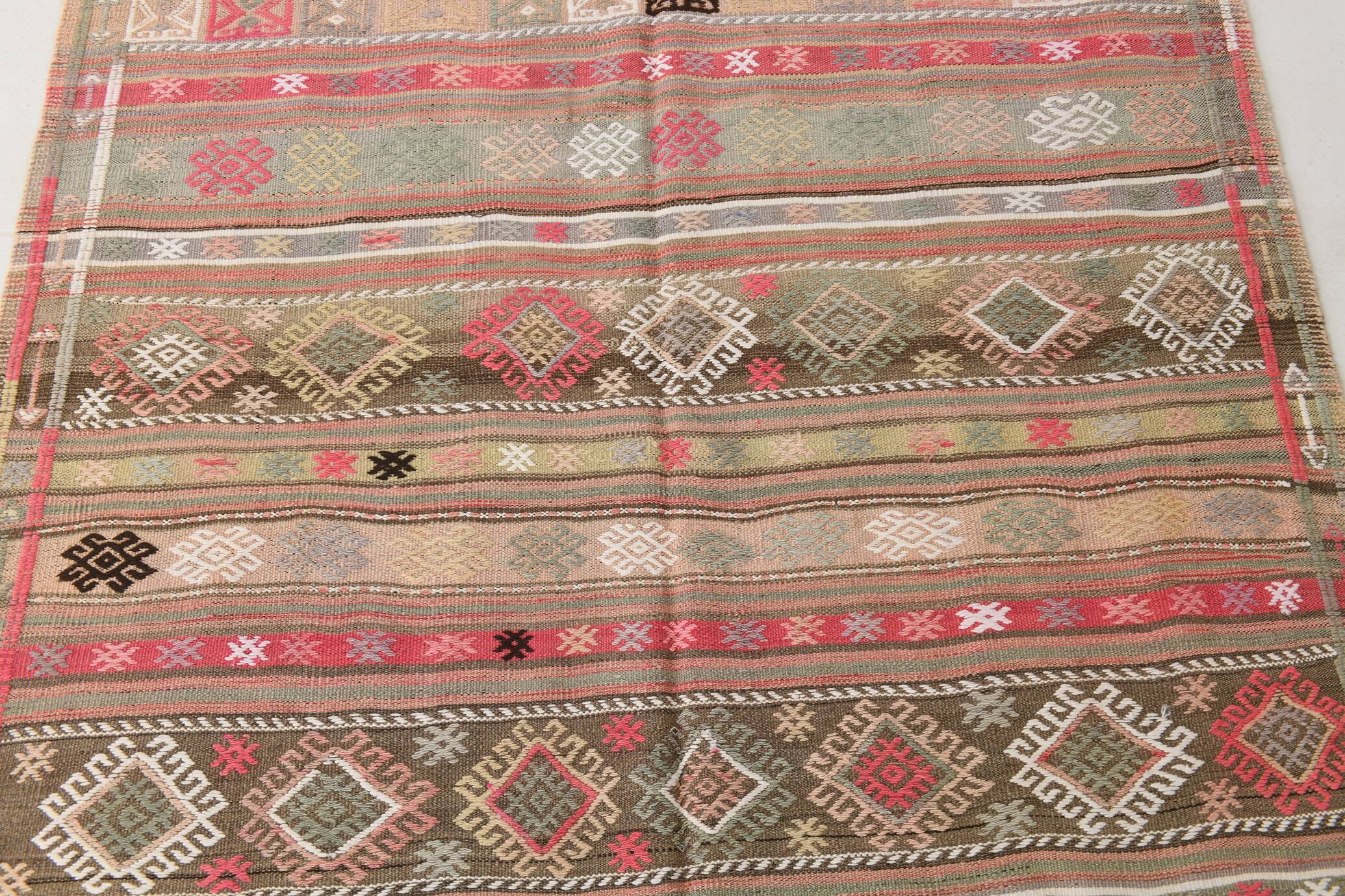 Tapis kilim ancien pastel, teintes délavées rose & vert, charme bohème,