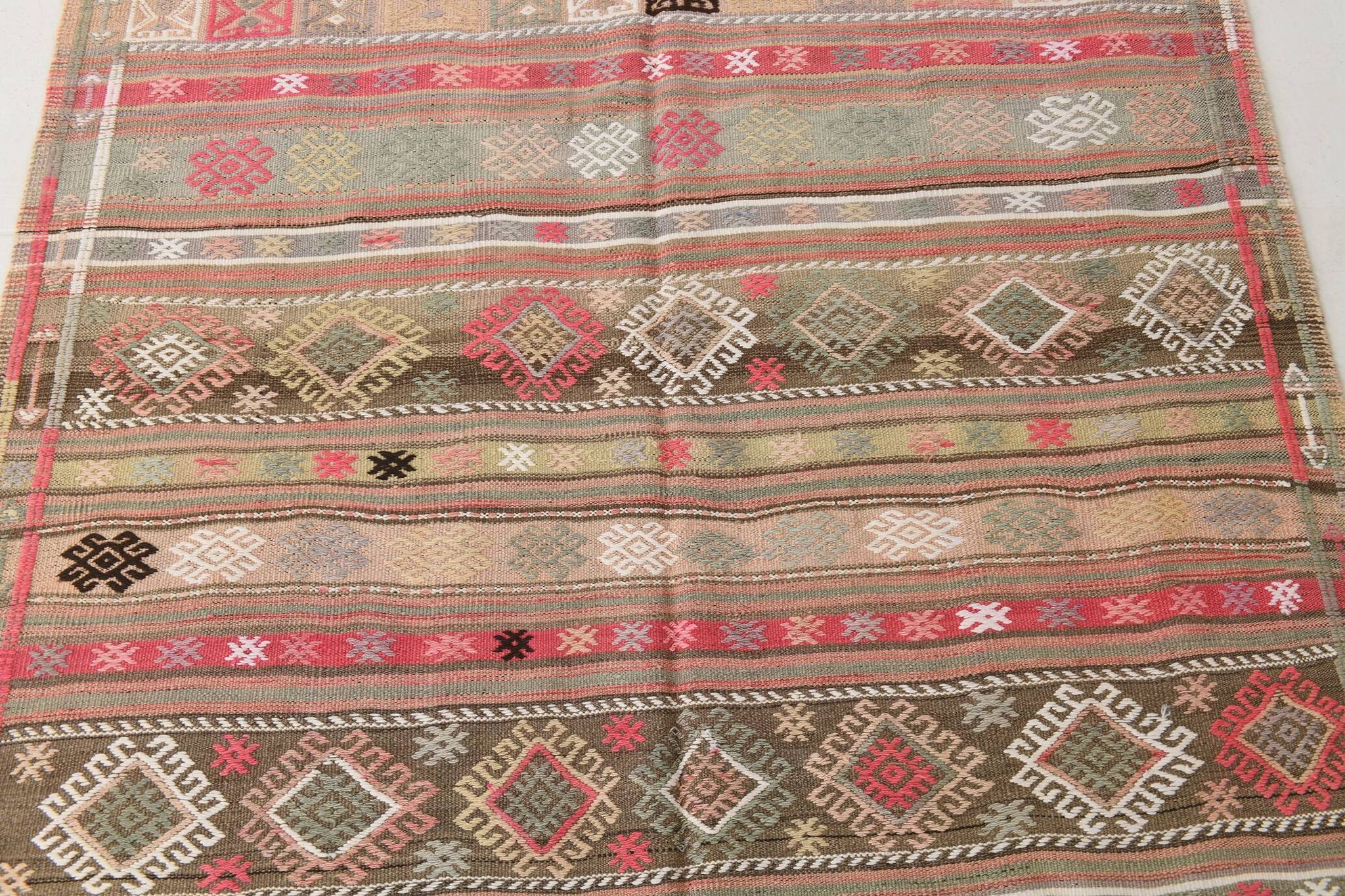 Tapis kilim ancien pastel, teintes délavées rose & vert, charme bohème,