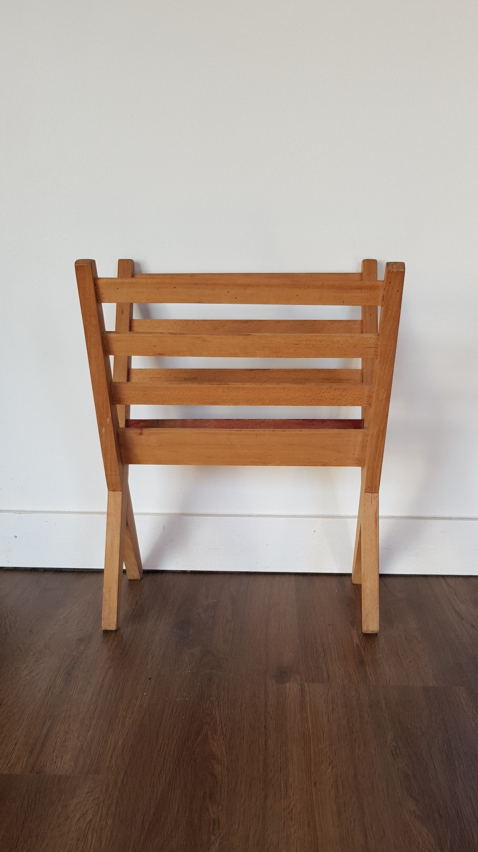 Scandinavian magazine holder