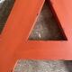 lettre "A" d'enseigne vintage en métal