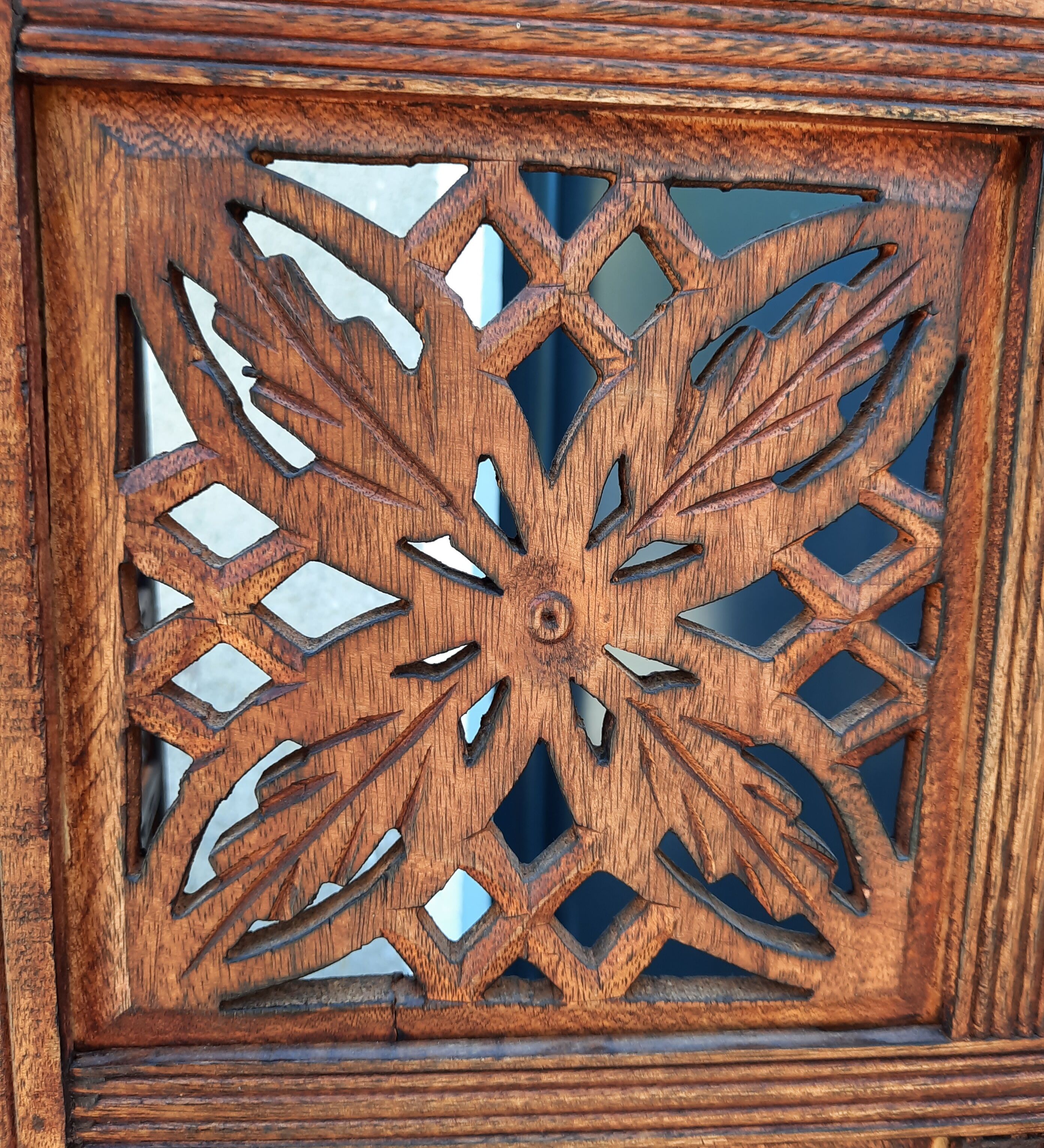 3-leaf screen in cut wood