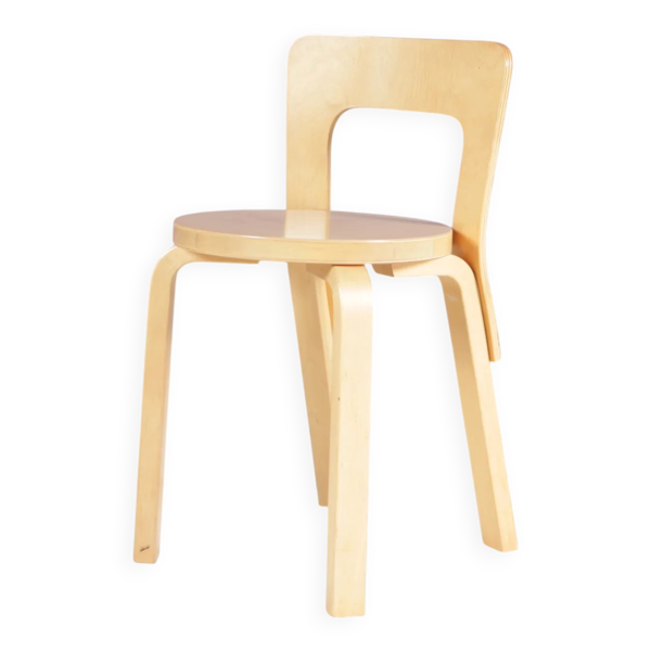 Chaise en bois de pin modèle 65 d'Alvar Aalto des années 1950.