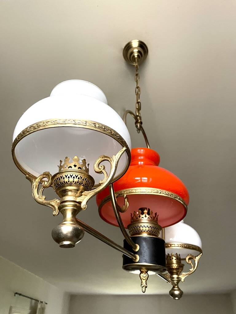 Lustre doré néoclassique aux coupoles blanches et orange 1950