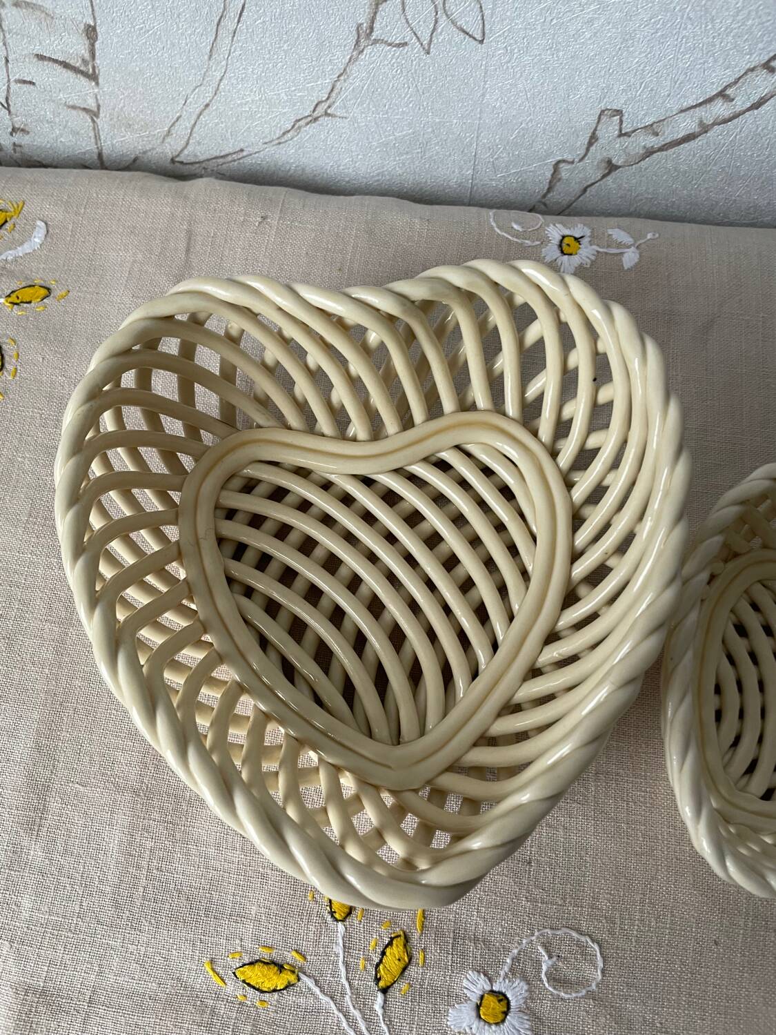 Set of 3 vintage beige heart-shaped woven porcelain nesting baskets