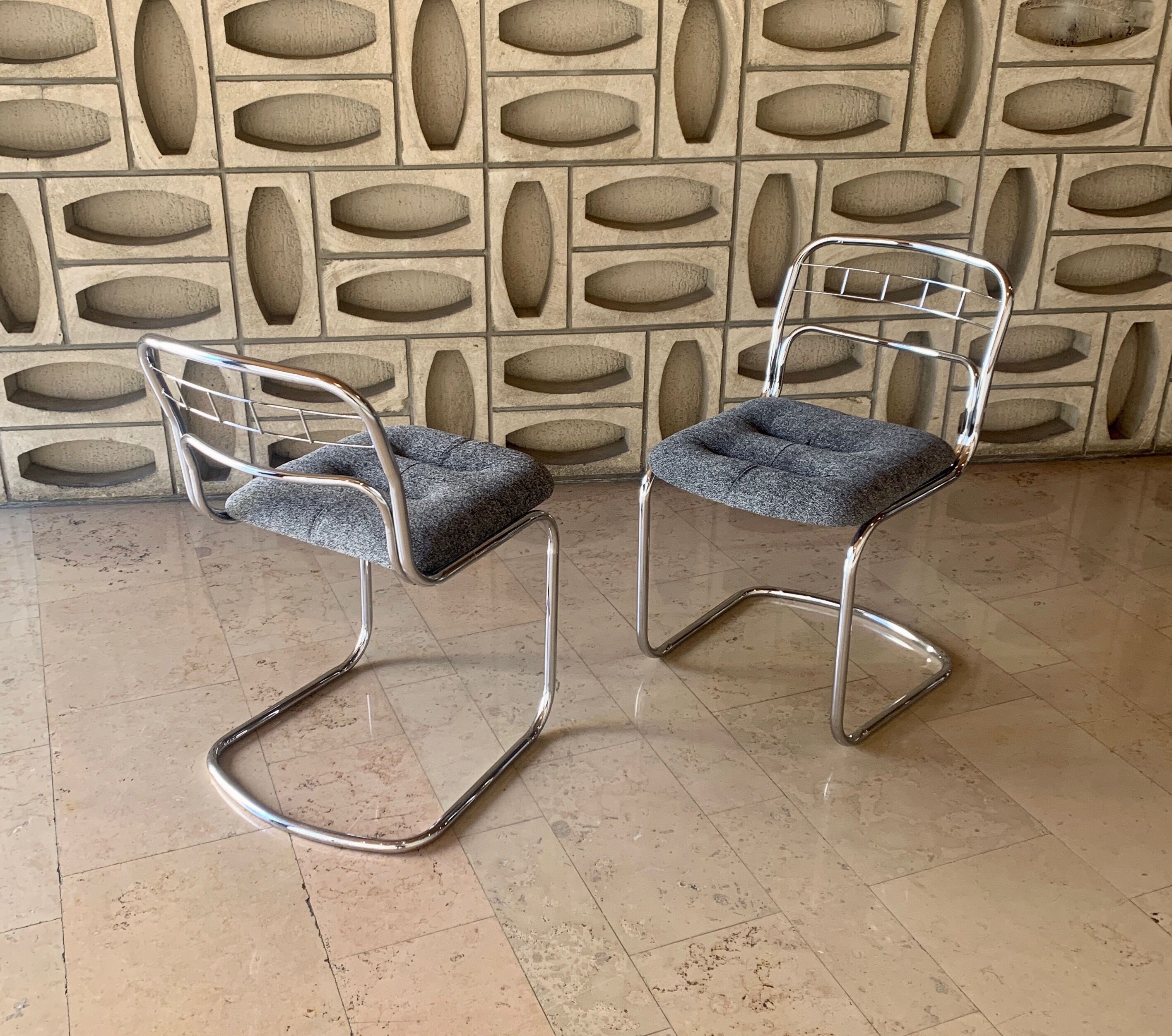 Chaises chromées avec assises retapissées