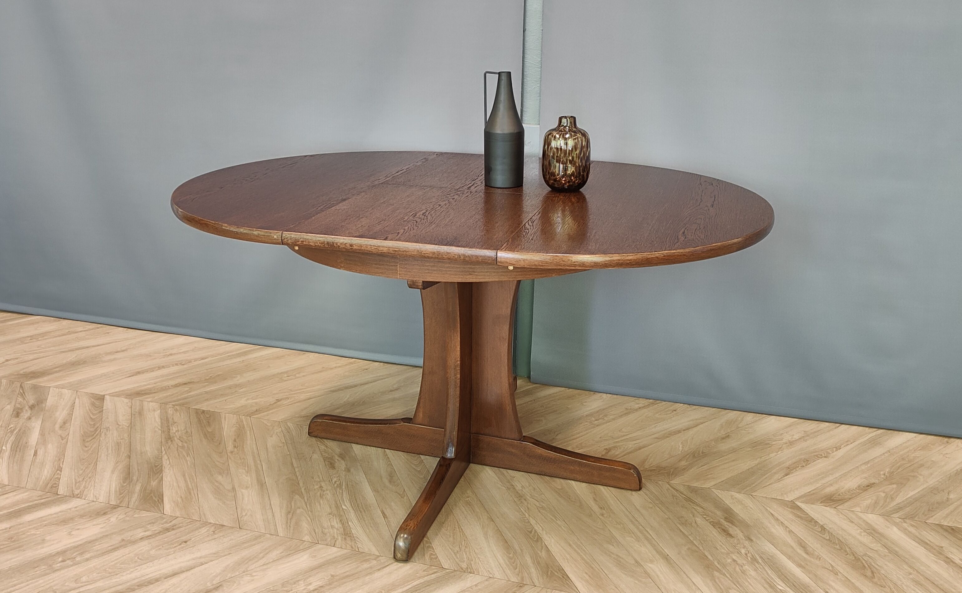 Mid-century extendable dining table