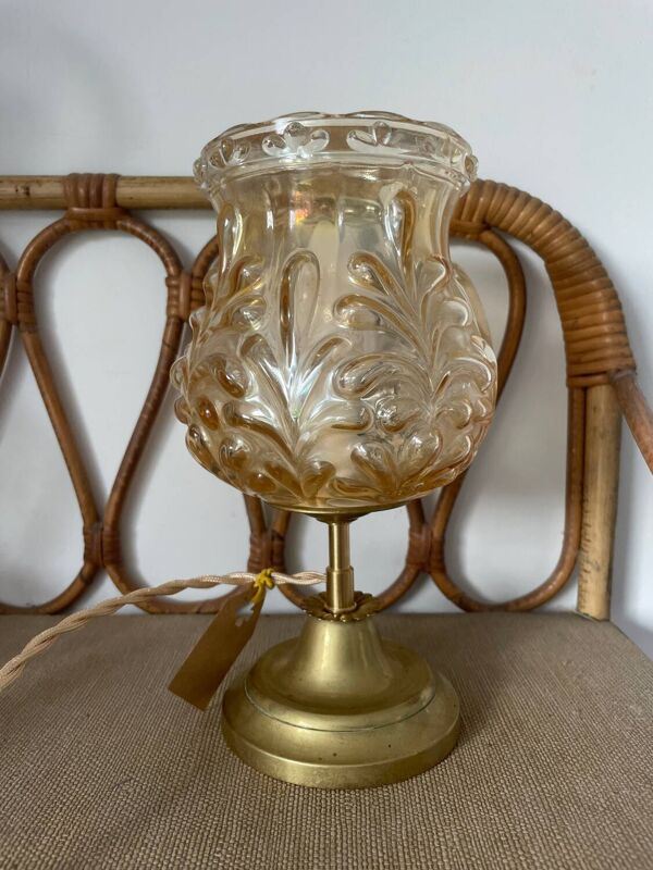 Lampe à poser globe verre ambré et pied laiton