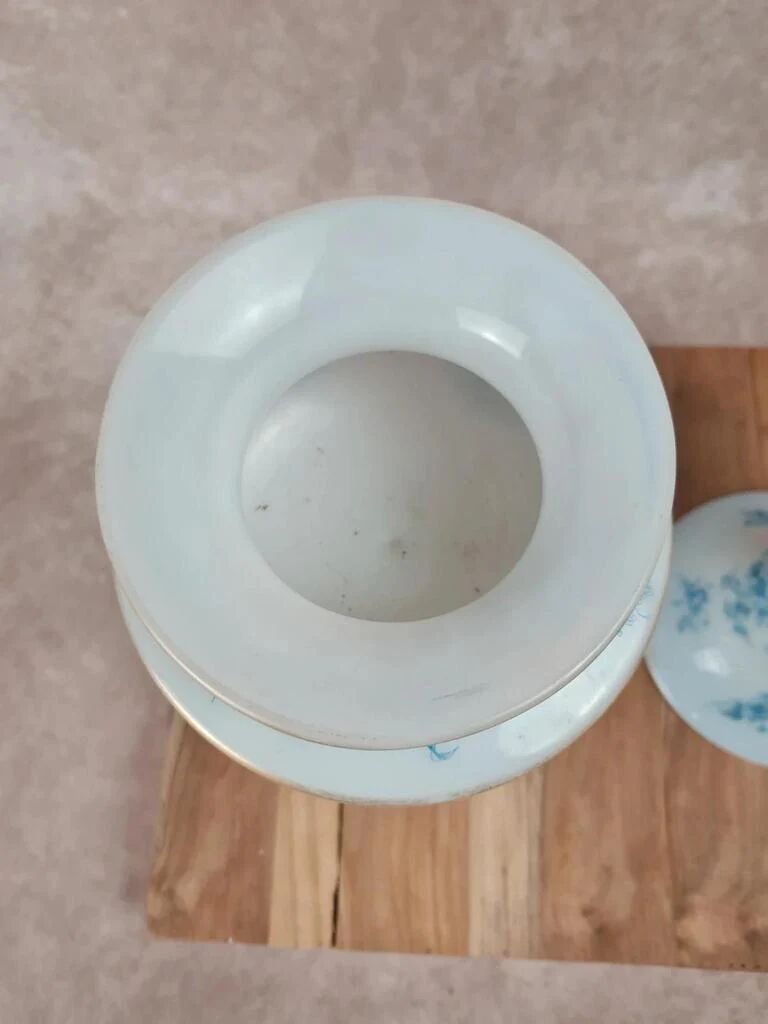 Beautiful pair of pedestal vases in white opaline – old blue decoration.