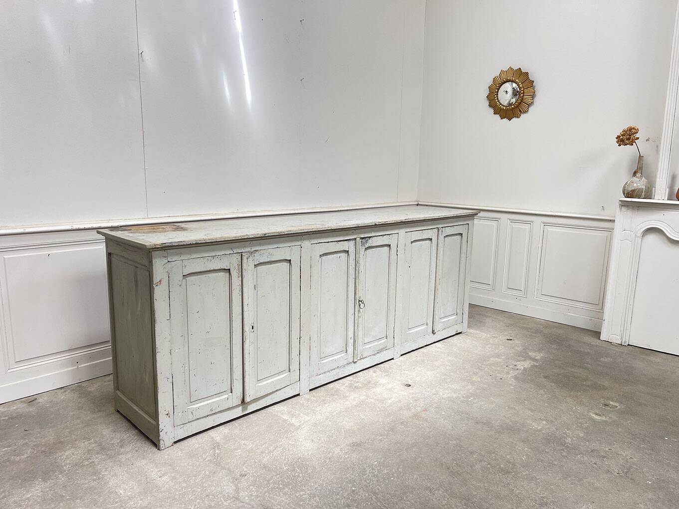 Enfilade vintage patine gris clair