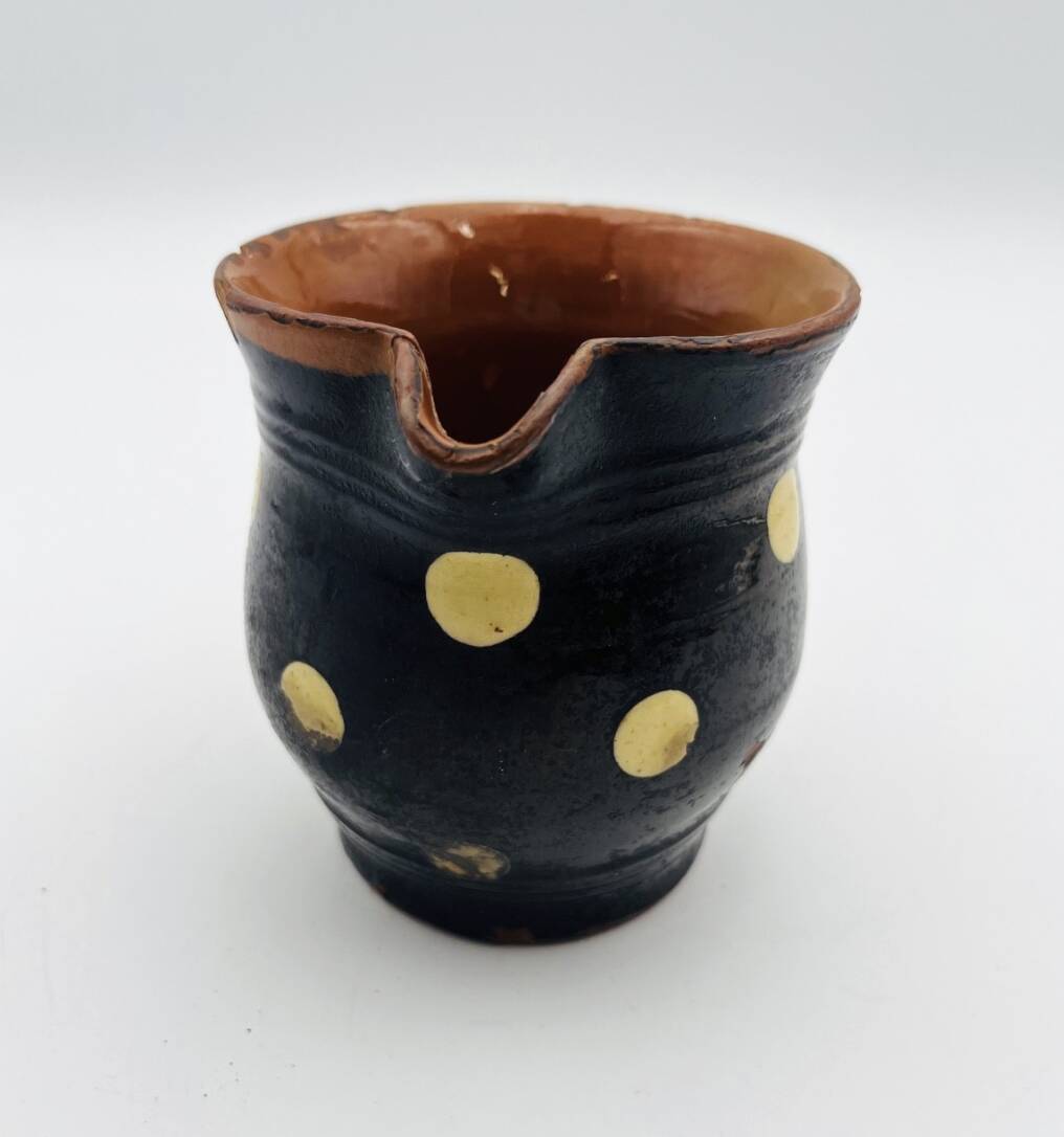 Petit pichet savoyard en terre cuite vernissée noir à pois - 637010