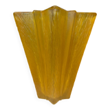 Vase en verre jaune en forme d'étoile Art déco attribué à Pierre D'Avesn pour Daum