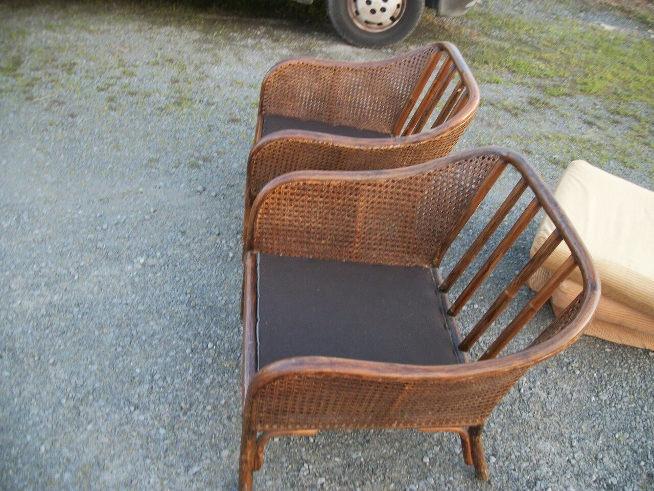 Pair of low rattan shepherdesses