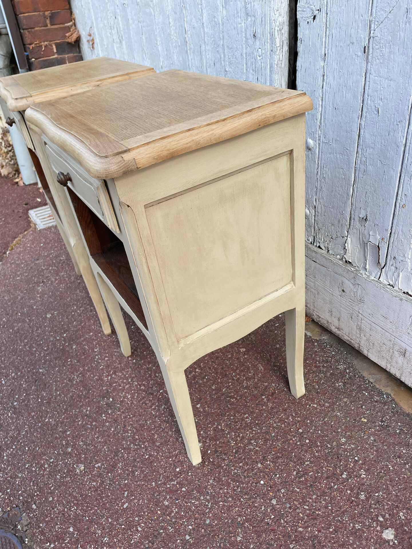 Paire chevets style Louis XV blanc bois brut