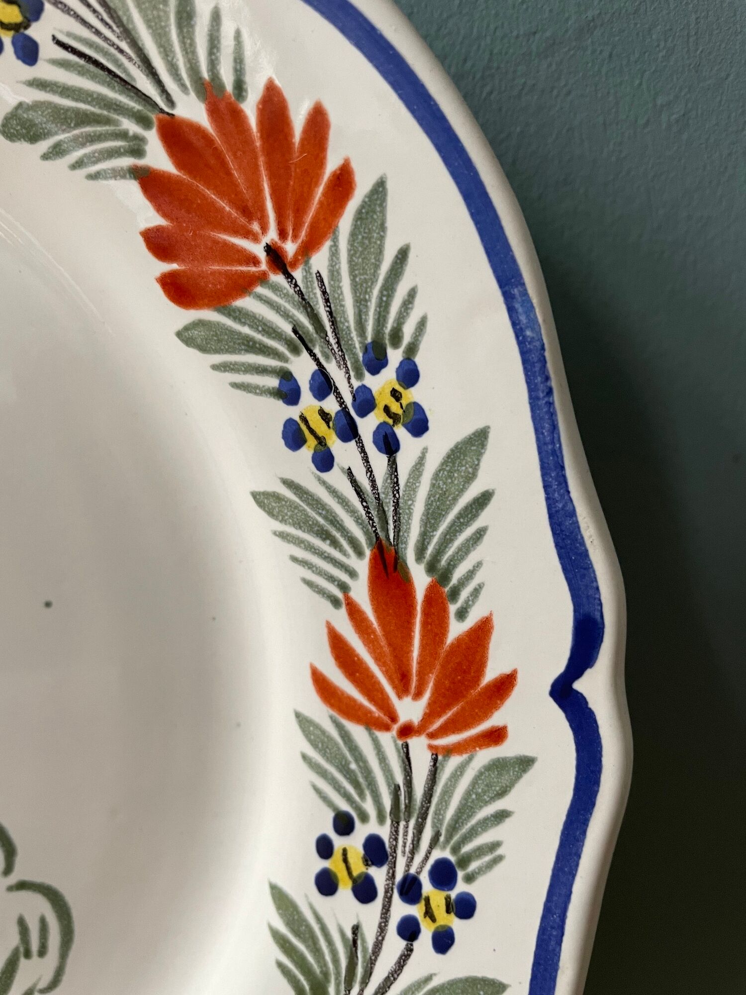 Set of 2 decorative plates Henriot Quimper France decorated by hand