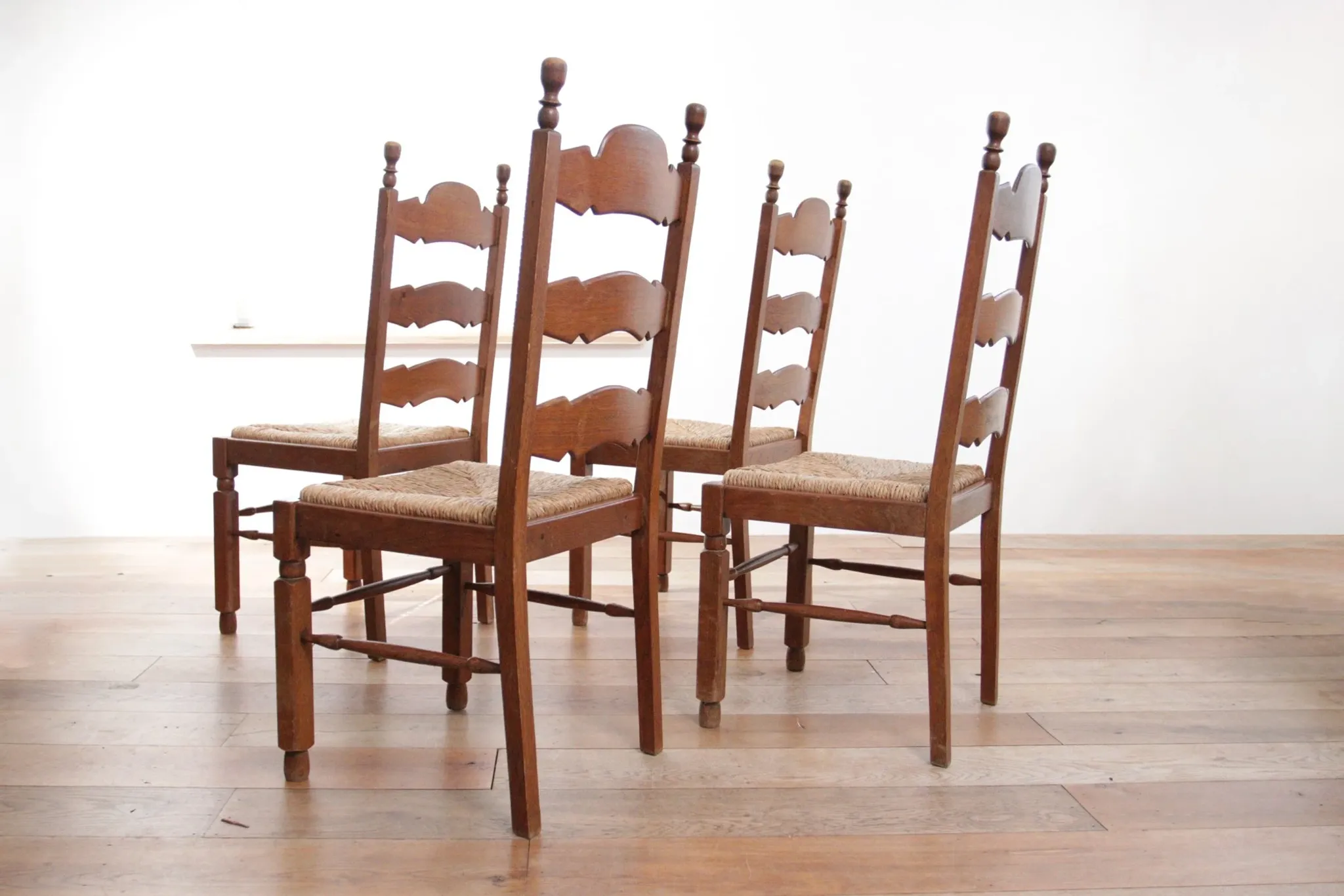 Set of 4 oak ladderback dining chairs with rush seats