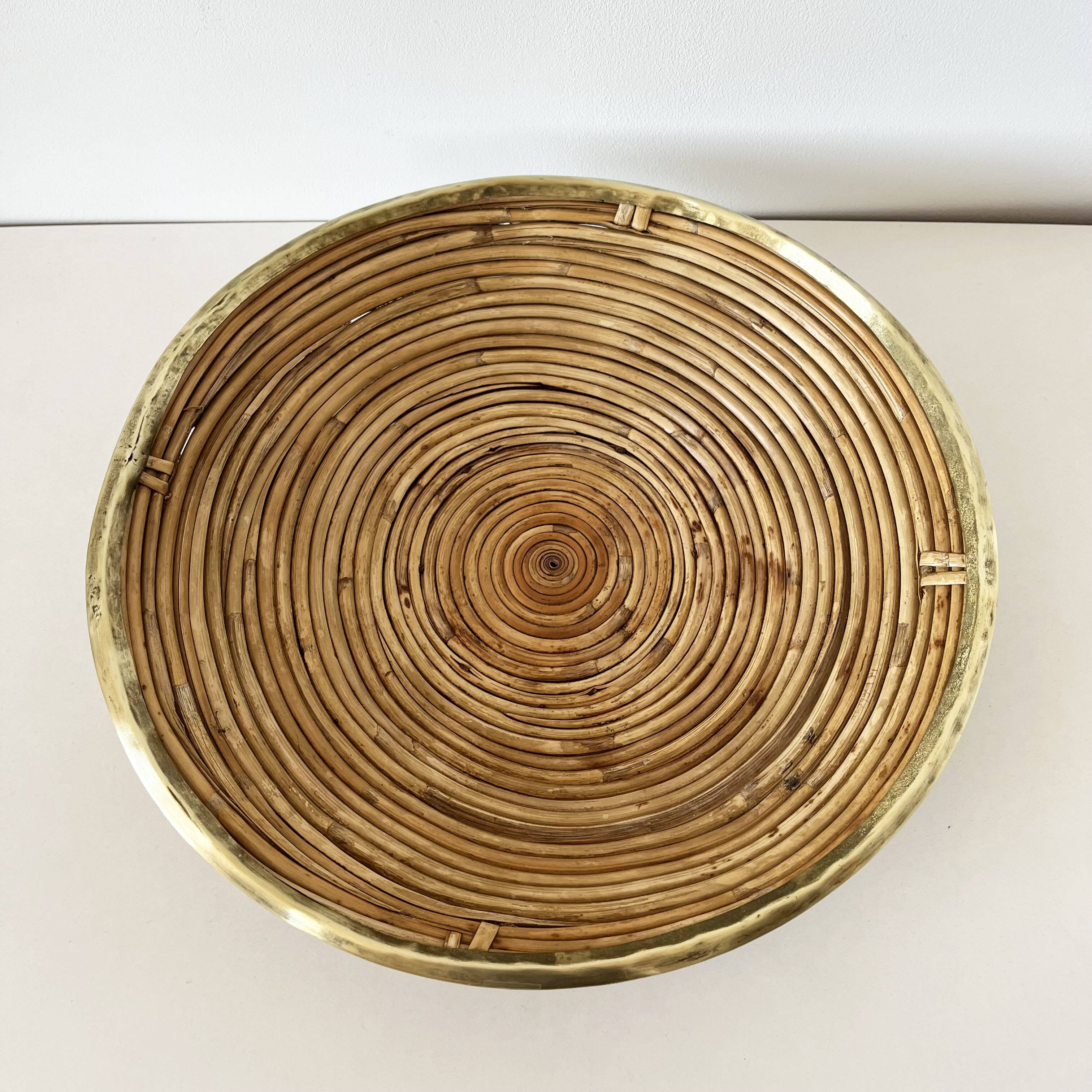 Grande coupe en rotin bambou et laiton 1960