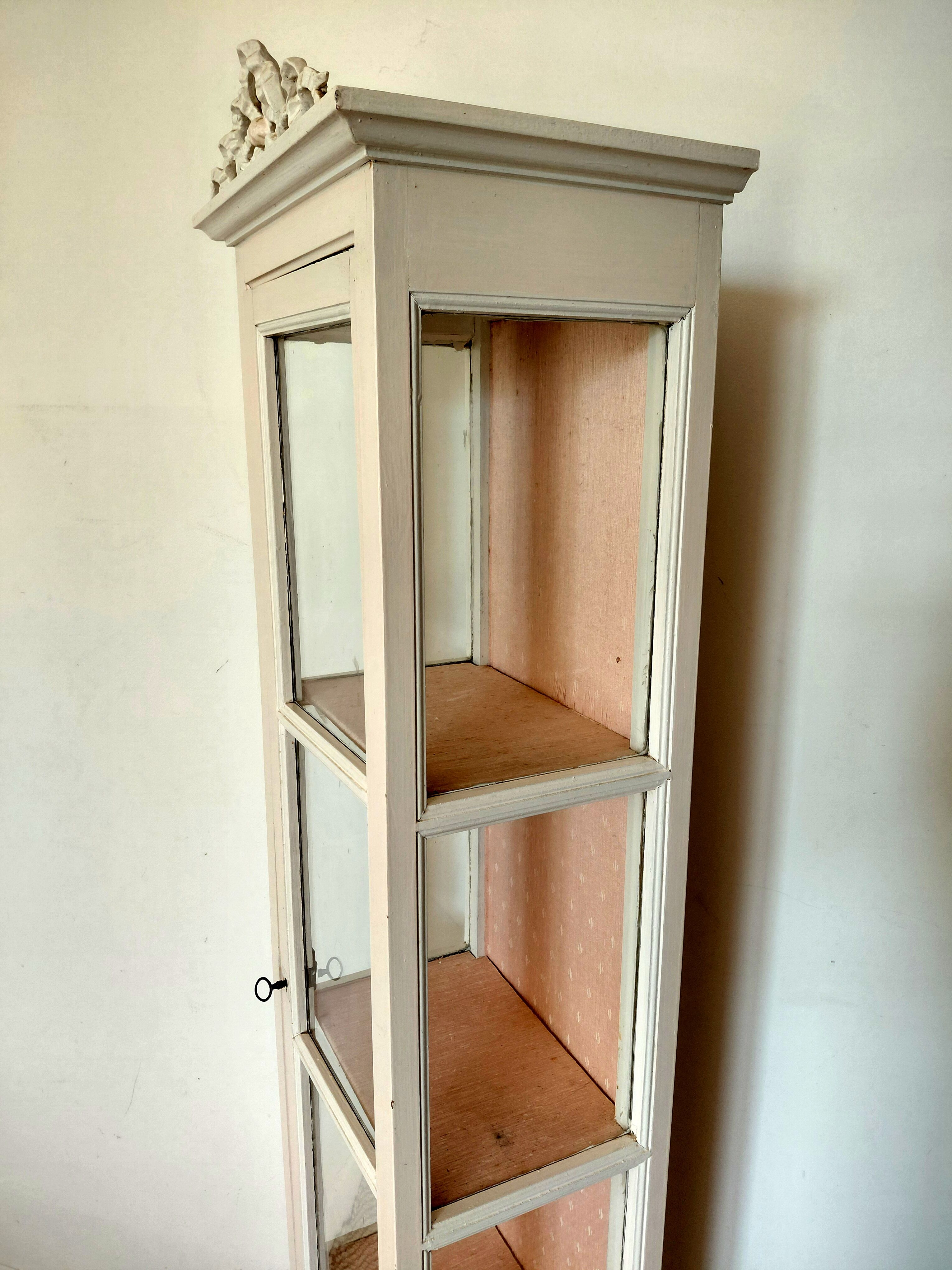 Vitrine ancienne patinée blanc cassé
