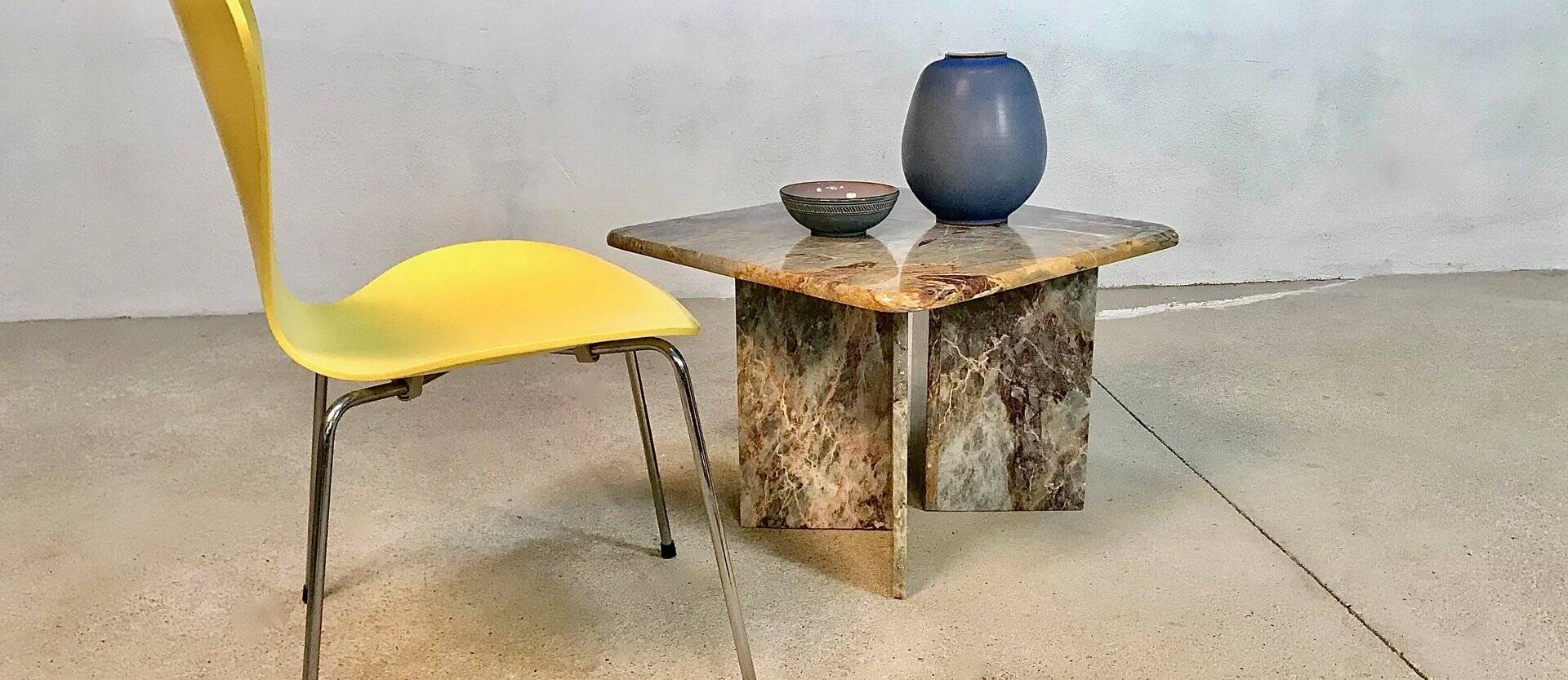 Table d'appoint ou table basse en marbre multicolore, Italie, années 1970