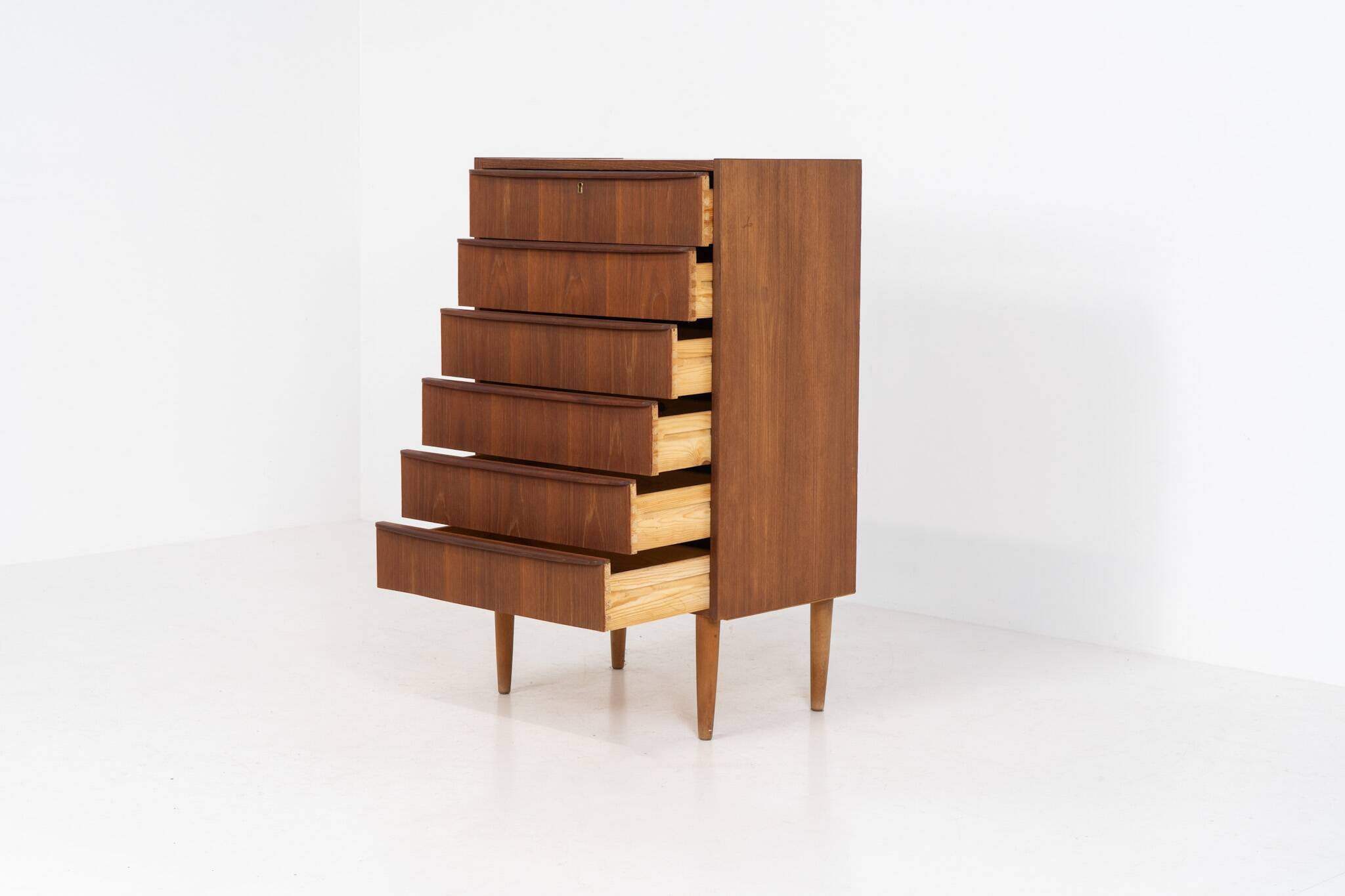 Chest of drawers in teak