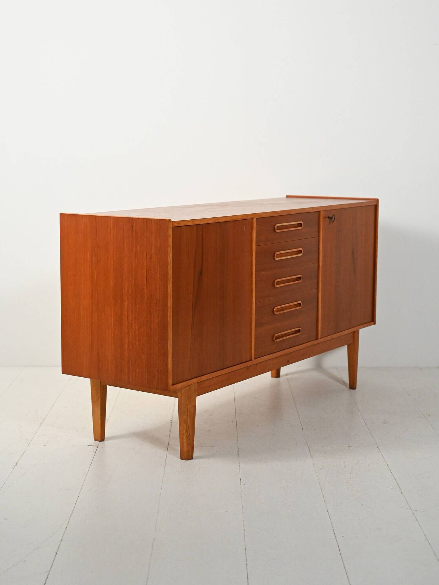 Buffet scandinave des années 1950 avec poignées incrustées.