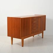 Buffet scandinave des années 1950 avec poignées incrustées.
