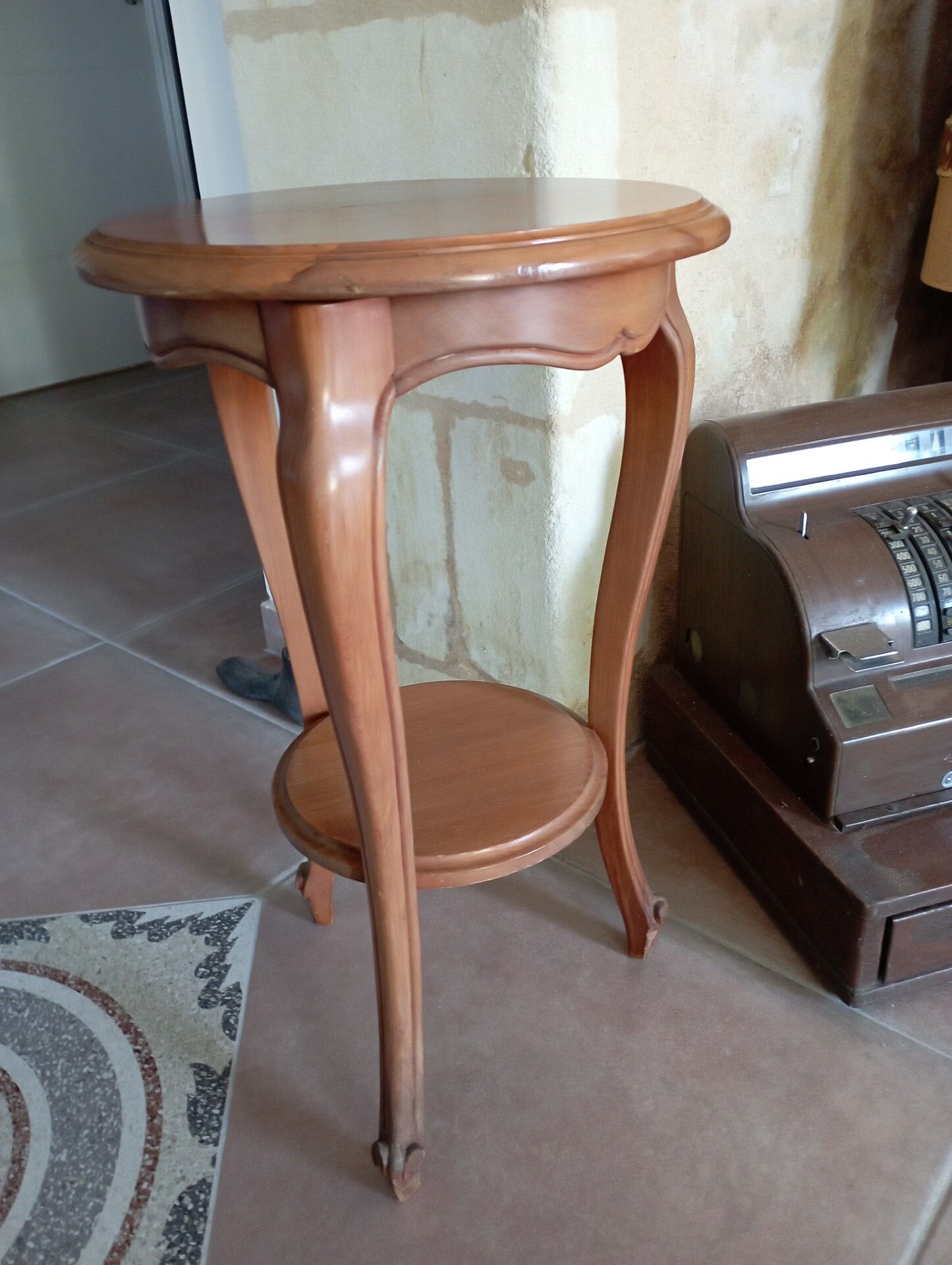 Pedestal table