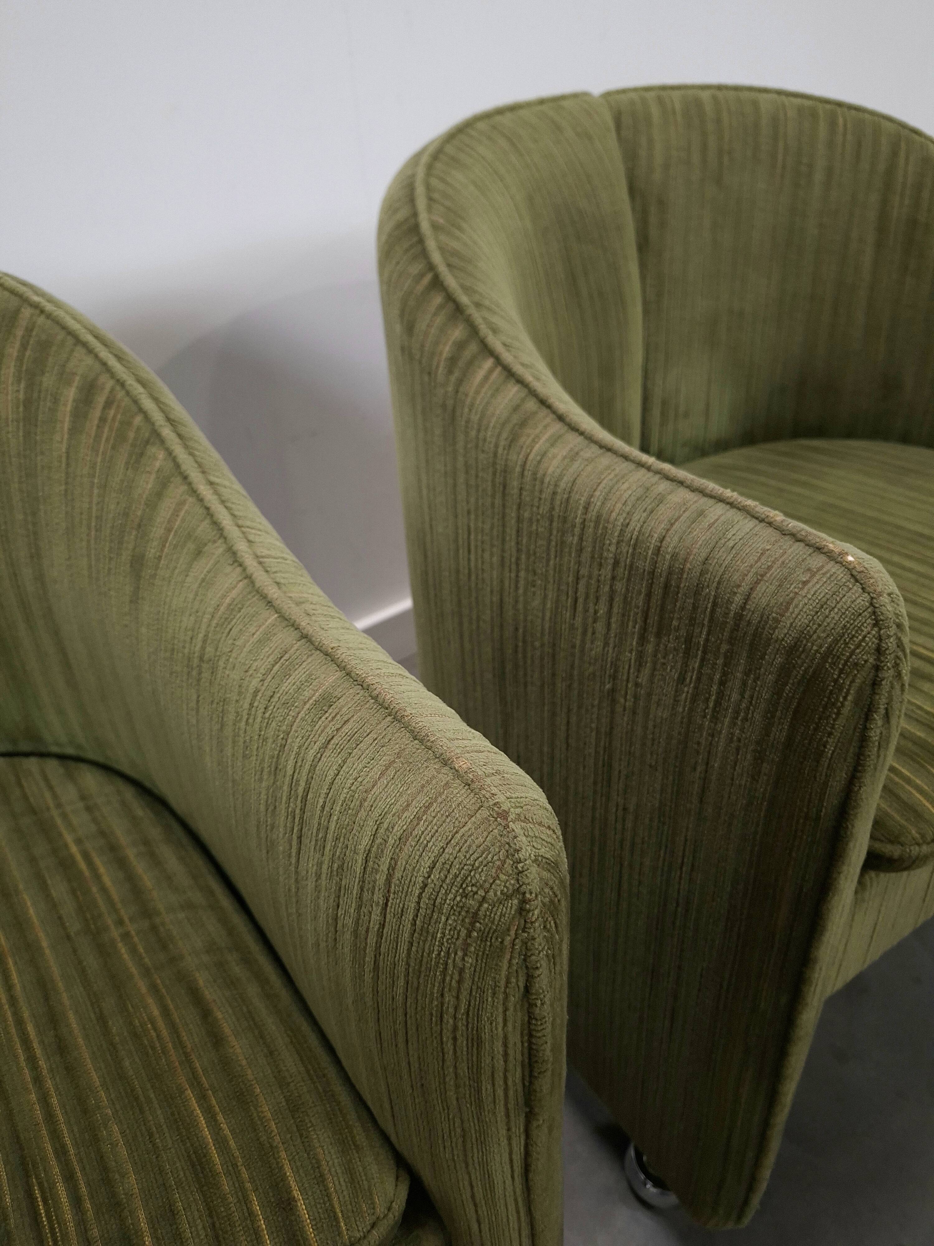 Chaises de cocktail vertes avec des roues chromées.