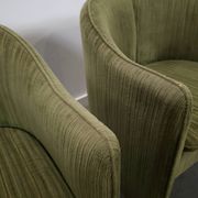 Chaises de cocktail vertes avec des roues chromées.