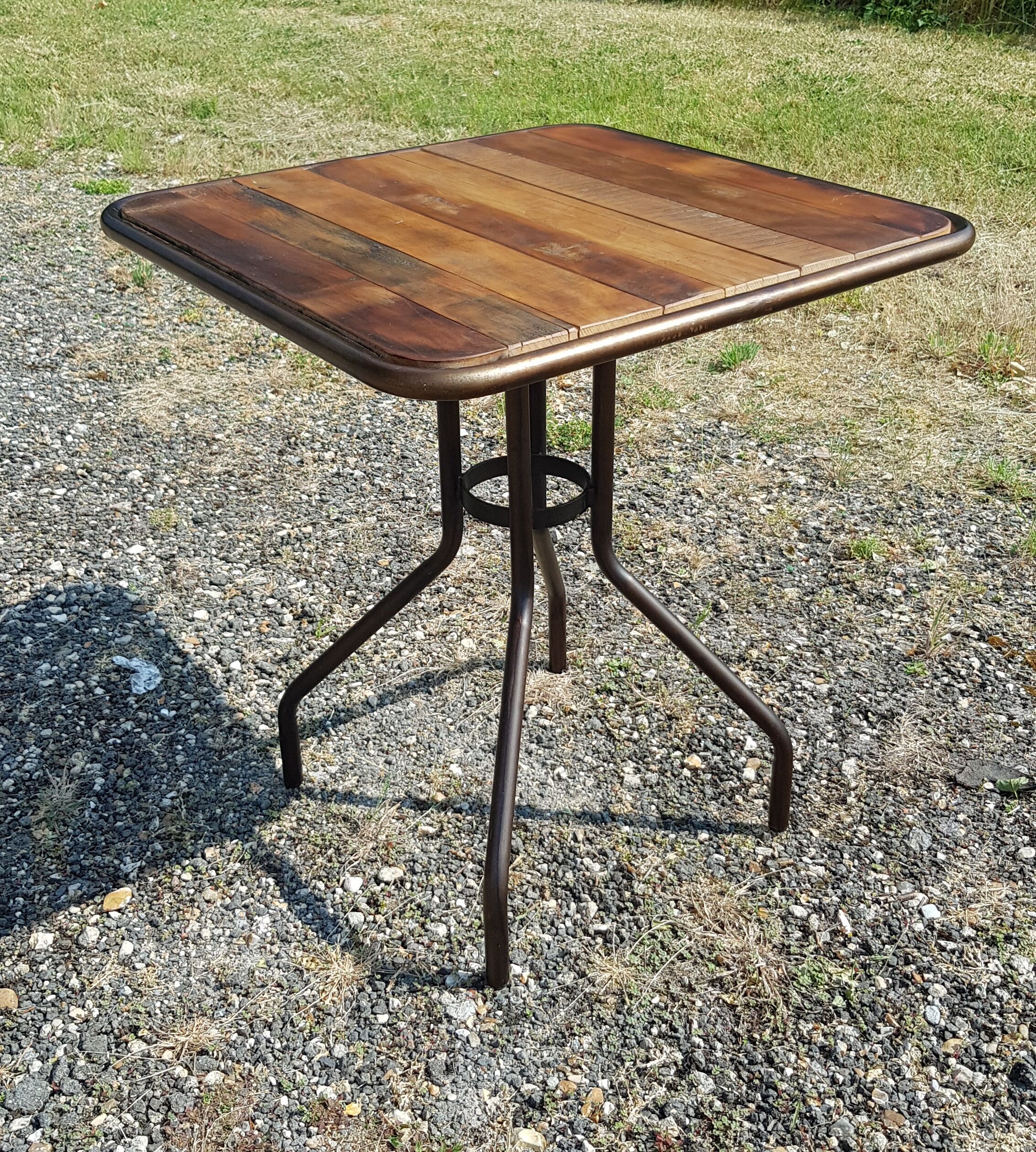 Bistro table in teak and wrought iron