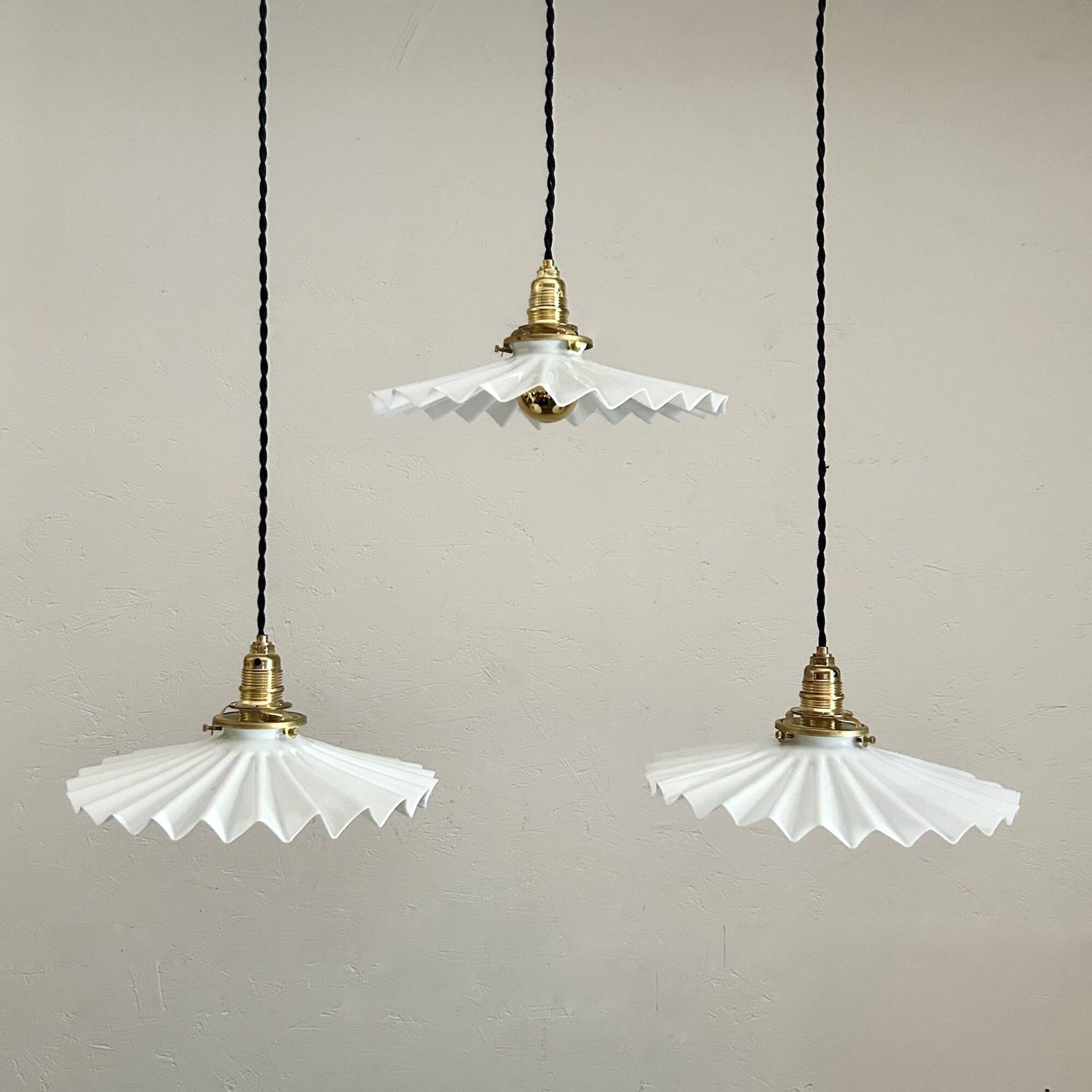 trio de suspensions en opaline crénelée