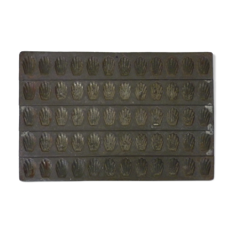 Ancien moule à madeleine, pour 60 madeleines, en métal. Circa 1930-40