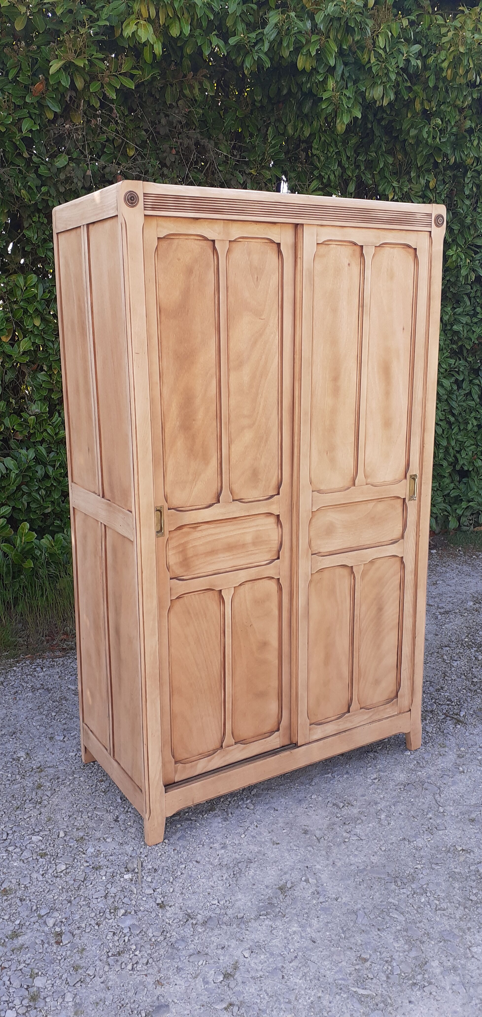 Parisian cabinet with 2 sliding doors 1 shelf solid beech