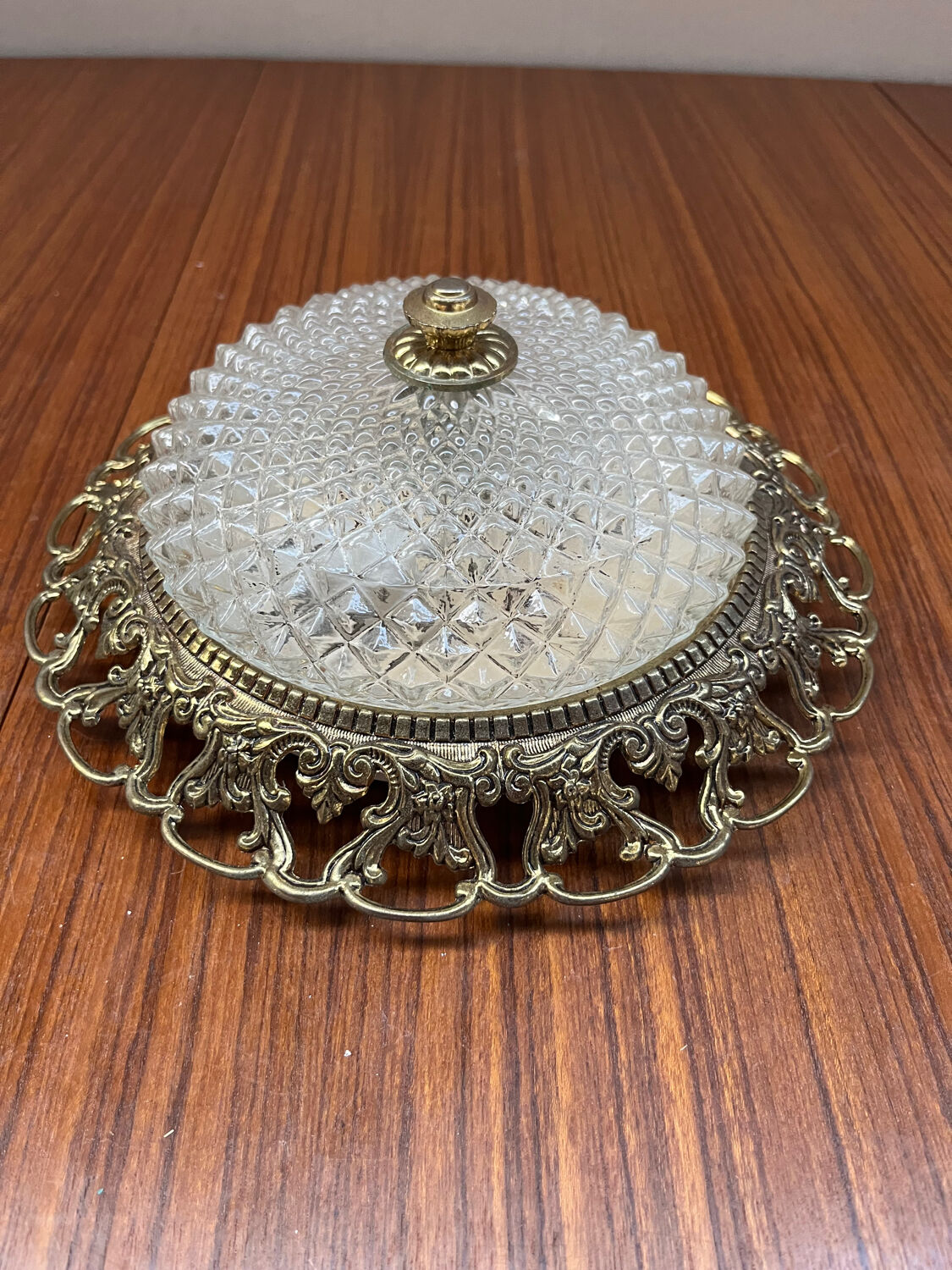 Vintage ancien plafonnier en verre et laiton cisele 2 lumieres  dos tole