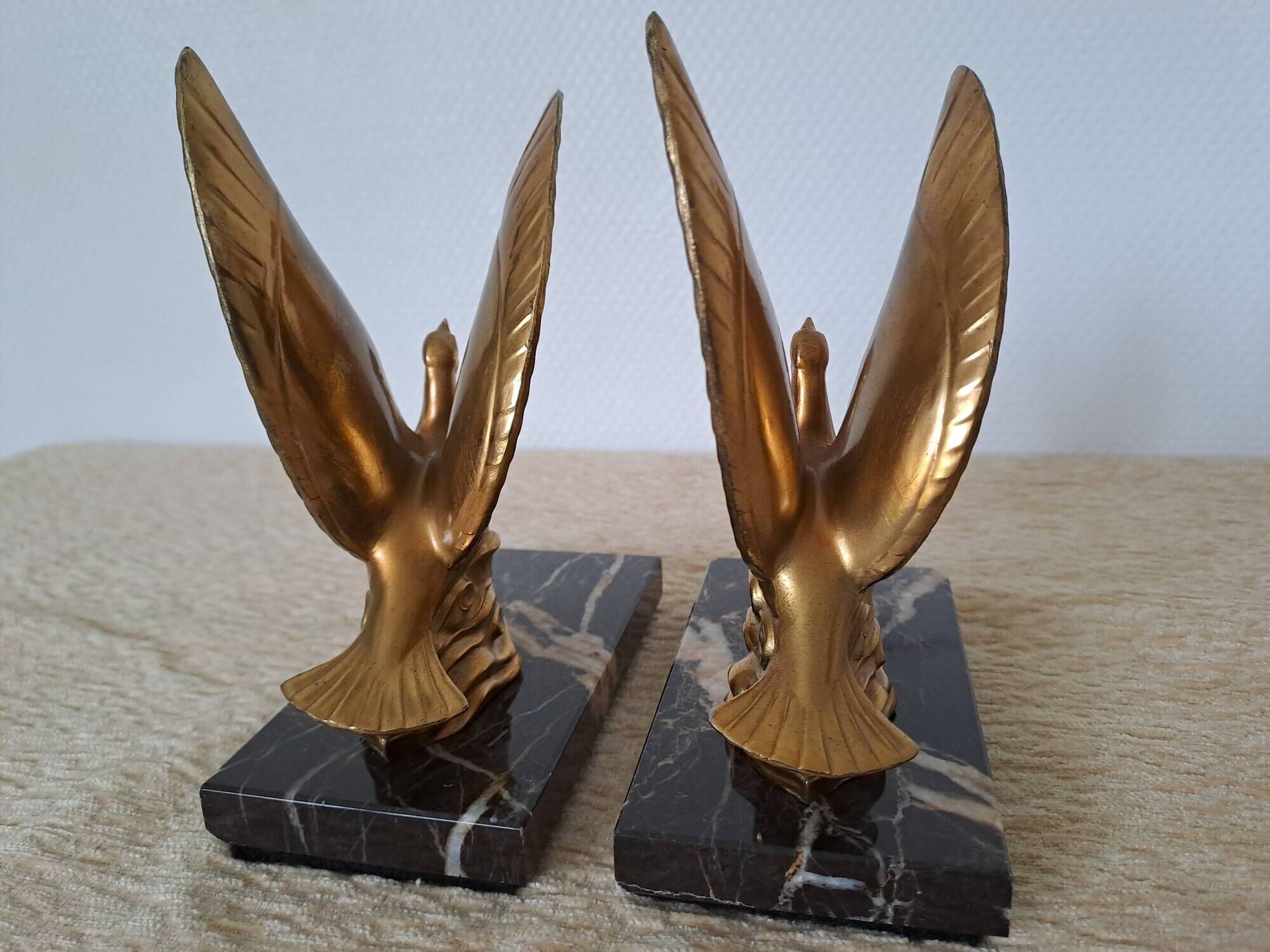 Pair of golden bird bookends on veined marble – Mid-Century vintage