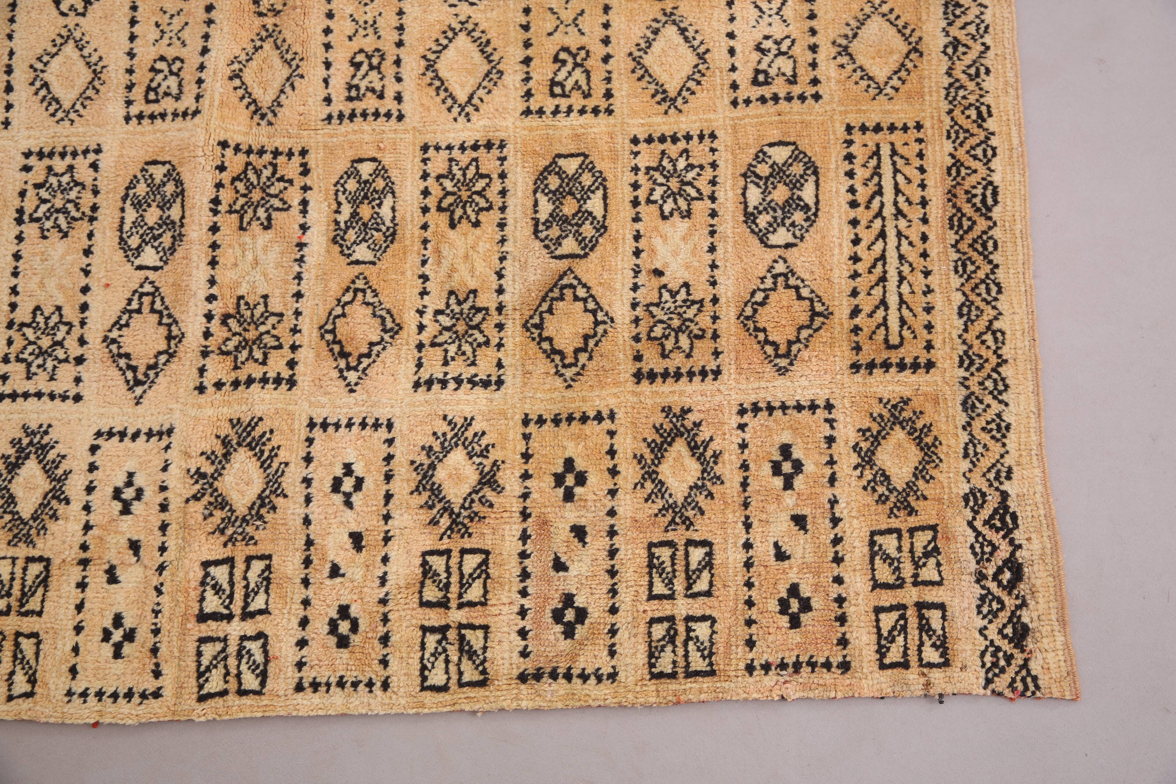 Vintage Moroccan Rug 134 x 221 cm- Berber Wool Rug - Authentic Handmade Rug