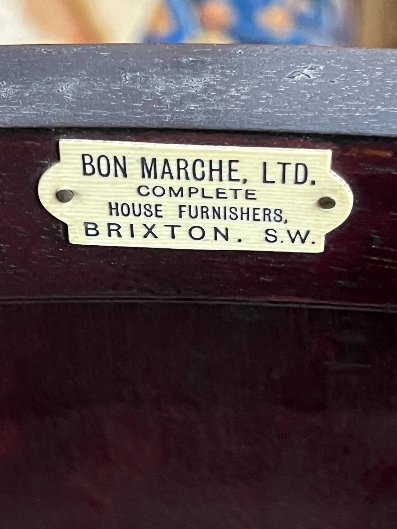 Vitrine édouardienne en acajou avec incrustation et marque "Bon Marche"