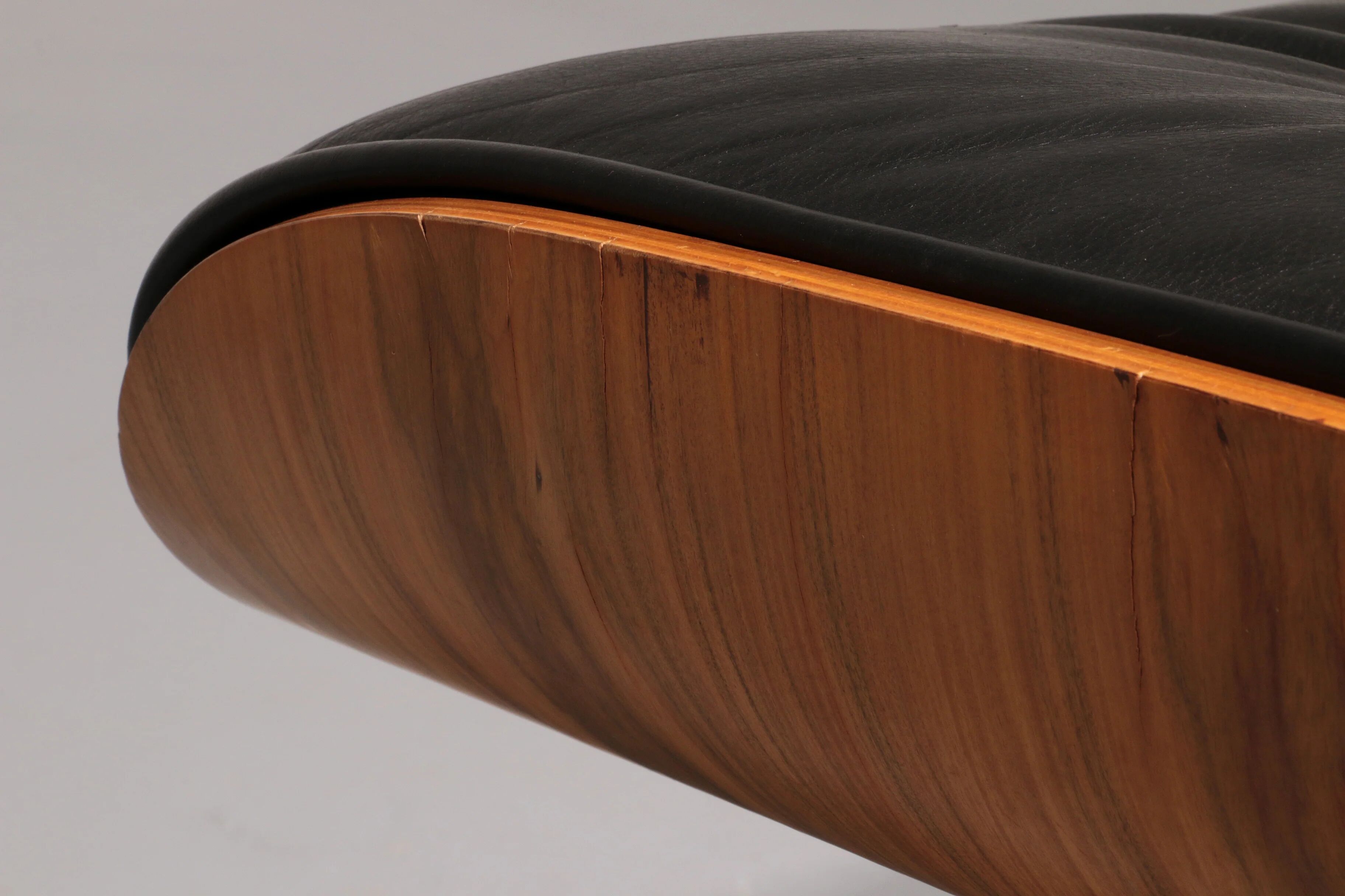 Ensemble de fauteuil et repose-pieds par Charles Eames, années 1960.