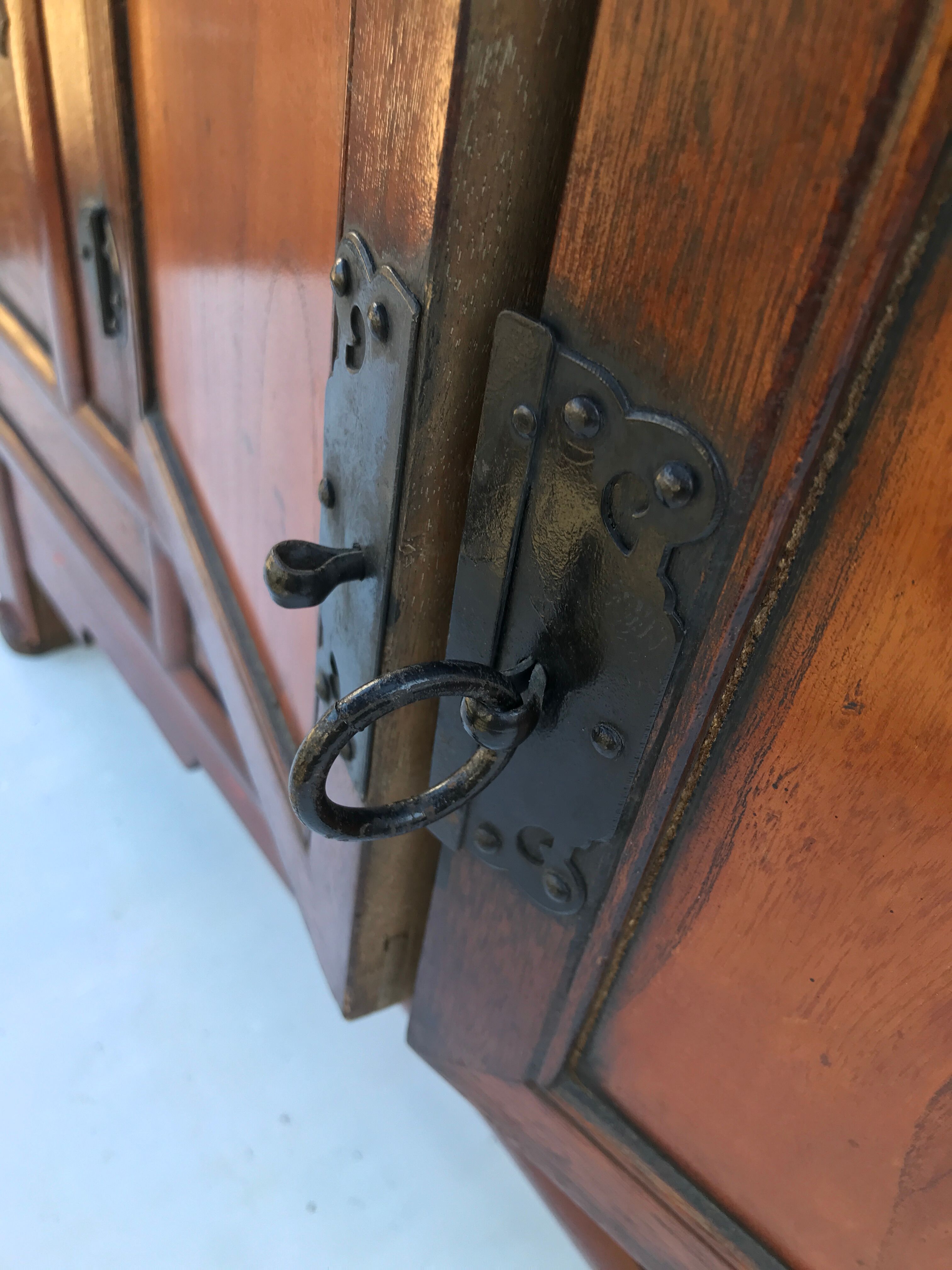 Armoire de cuisine chinoise du XIXe siècle