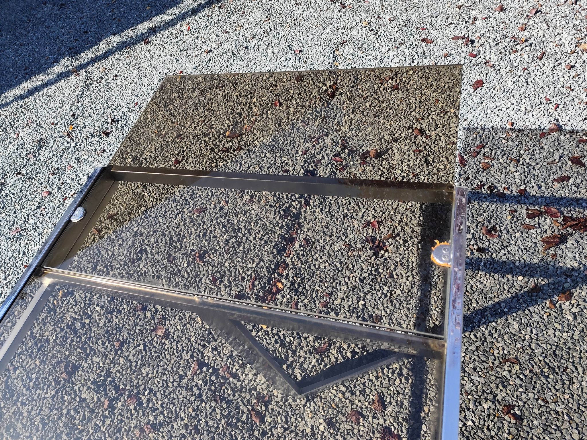 Table pietement chromé et verre fumé année 70 avec allonges