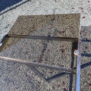Table pietement chromé et verre fumé année 70 avec allonges