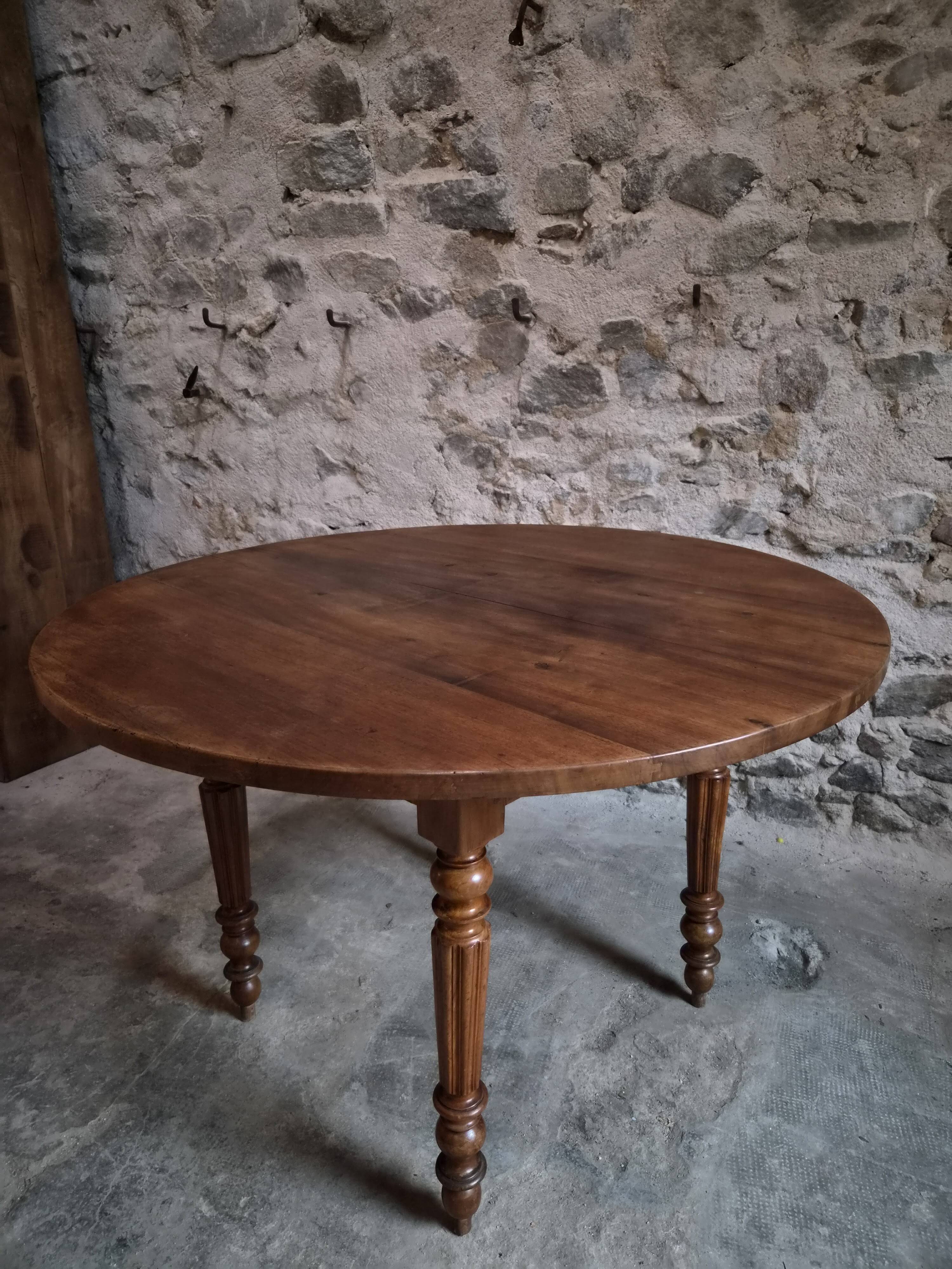 French antique round dining table in walnut, circa 1880–1900.