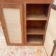 Armoire basse en bois brut et raphia tressé