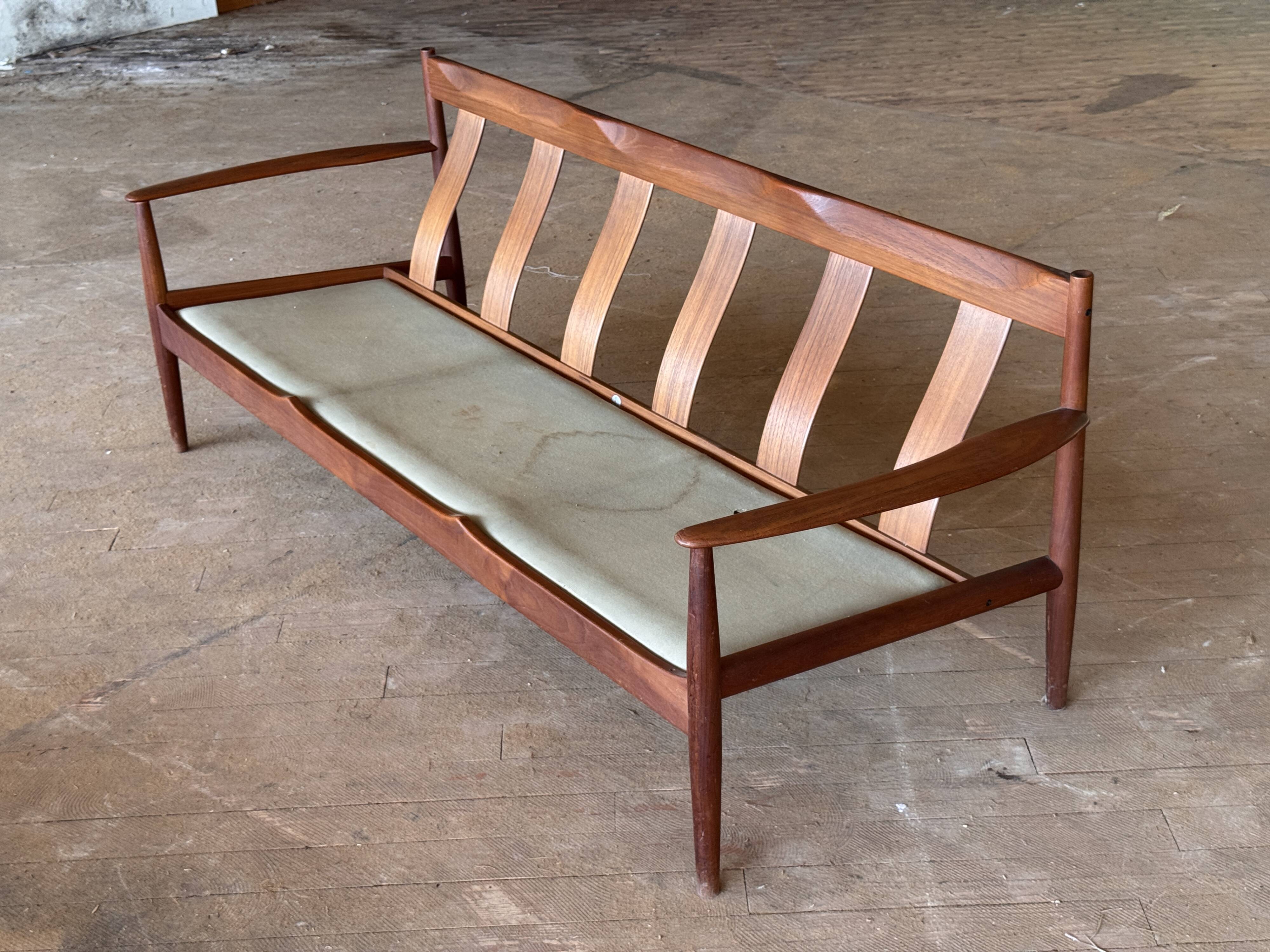 Canapé scandinave par Grete Jalk pour France & Son circa 1960
