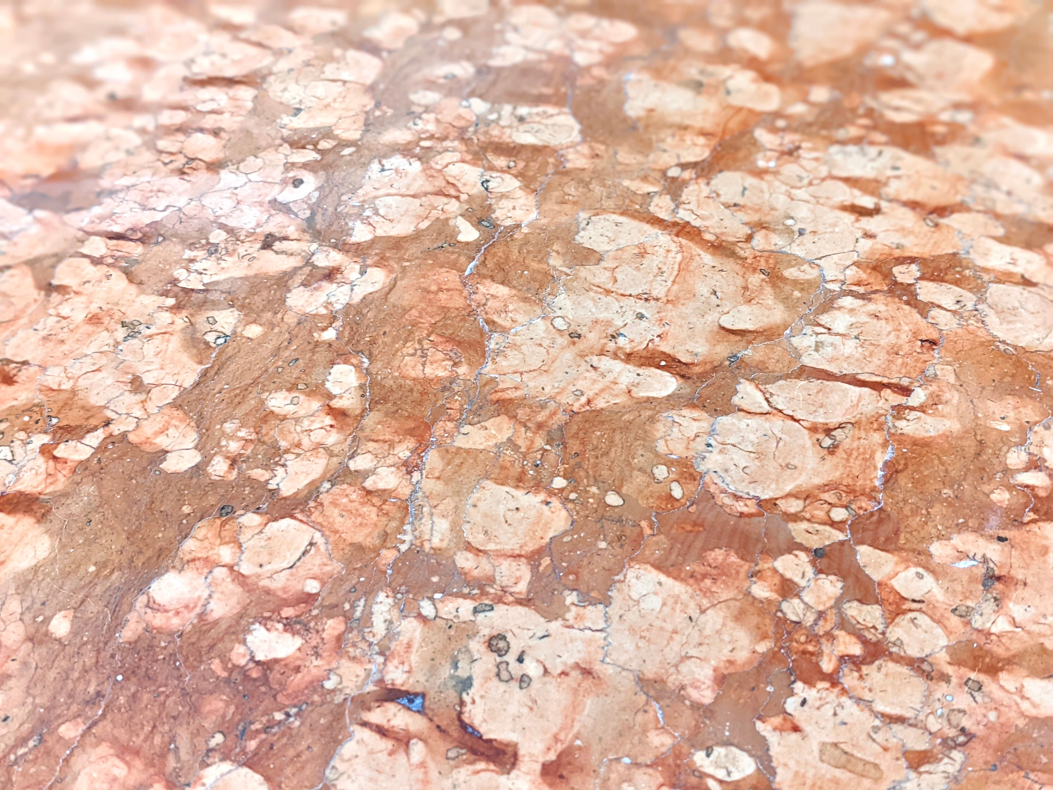 Round table in red marble by Eero Saarinen for Knoll