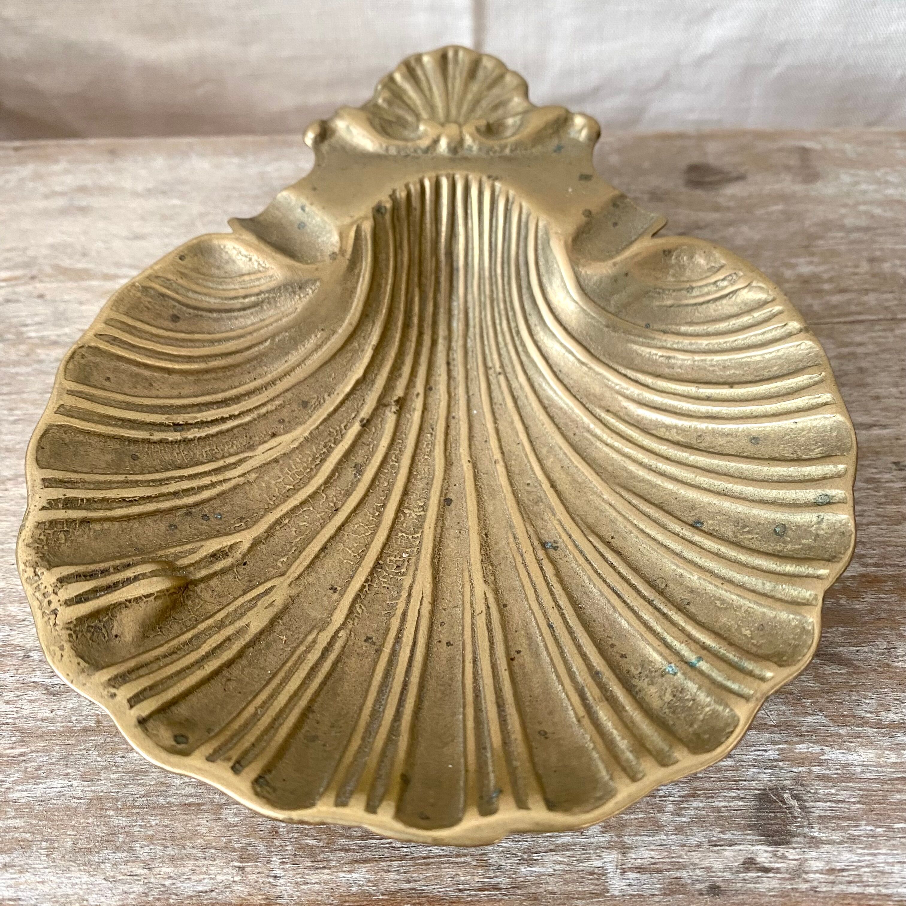 Shell ashtray, scallop shell in brass.